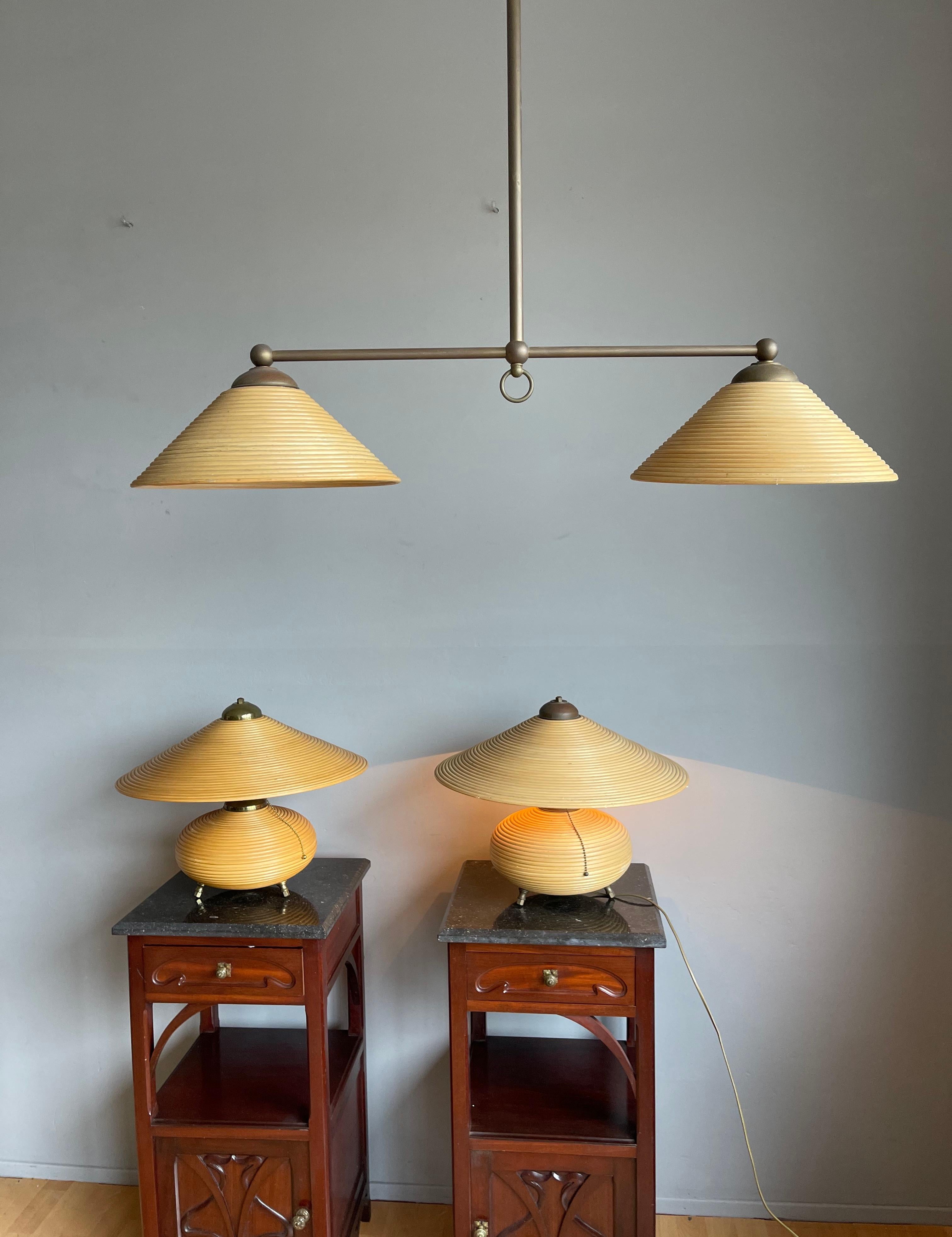 Ottone Bella ed elegante lampada da tavolo in ottone e rattan di metà secolo, realizzata a mano in vendita