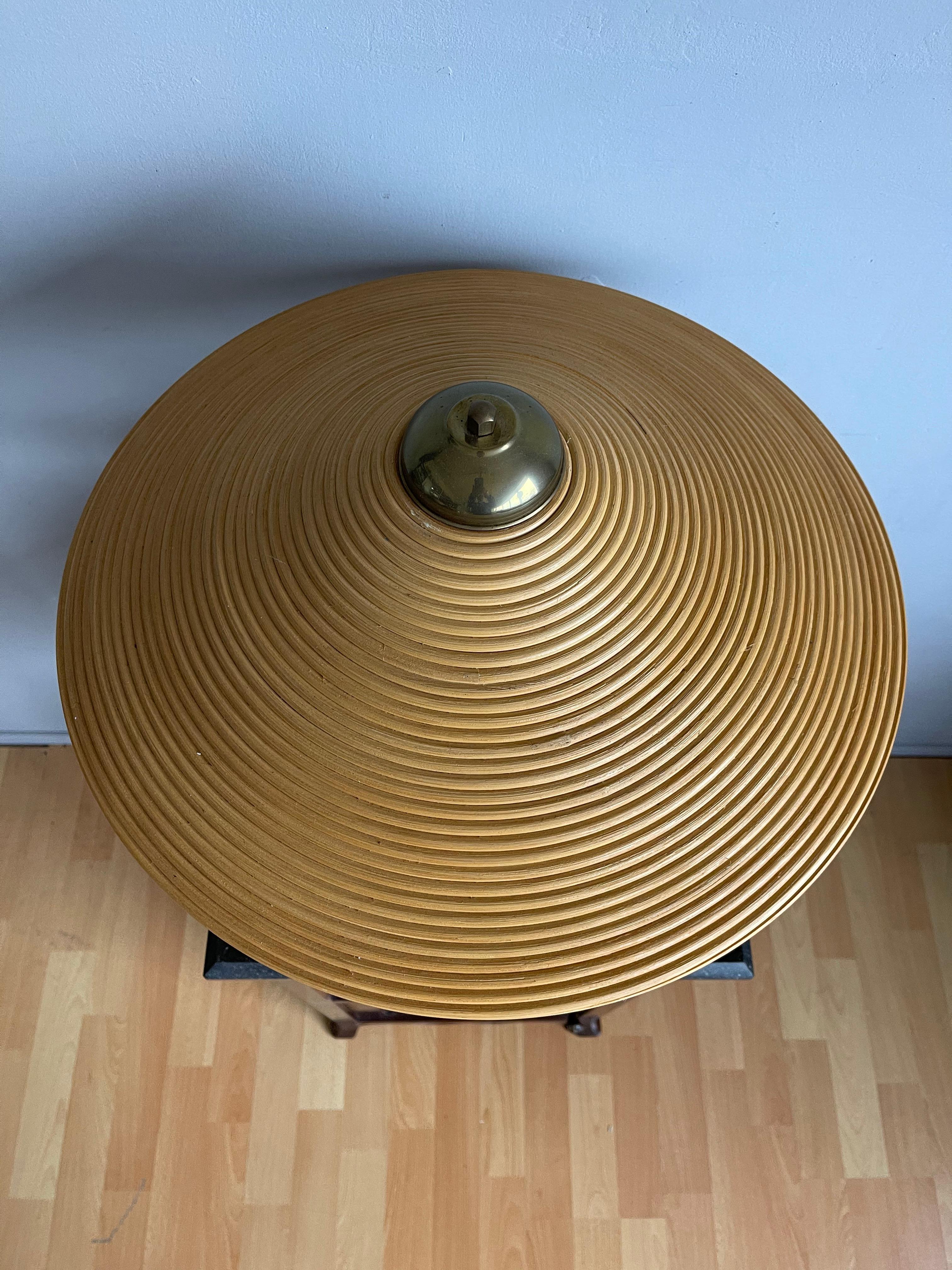 Beautiful & Stylish Hand Crafted Mid-Century Modern Rattan and Brass Table Lamp For Sale 3