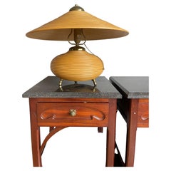 Magnifique et élégante lampe de bureau en rotin et laiton de style mi-siècle moderne, fabriquée à la main