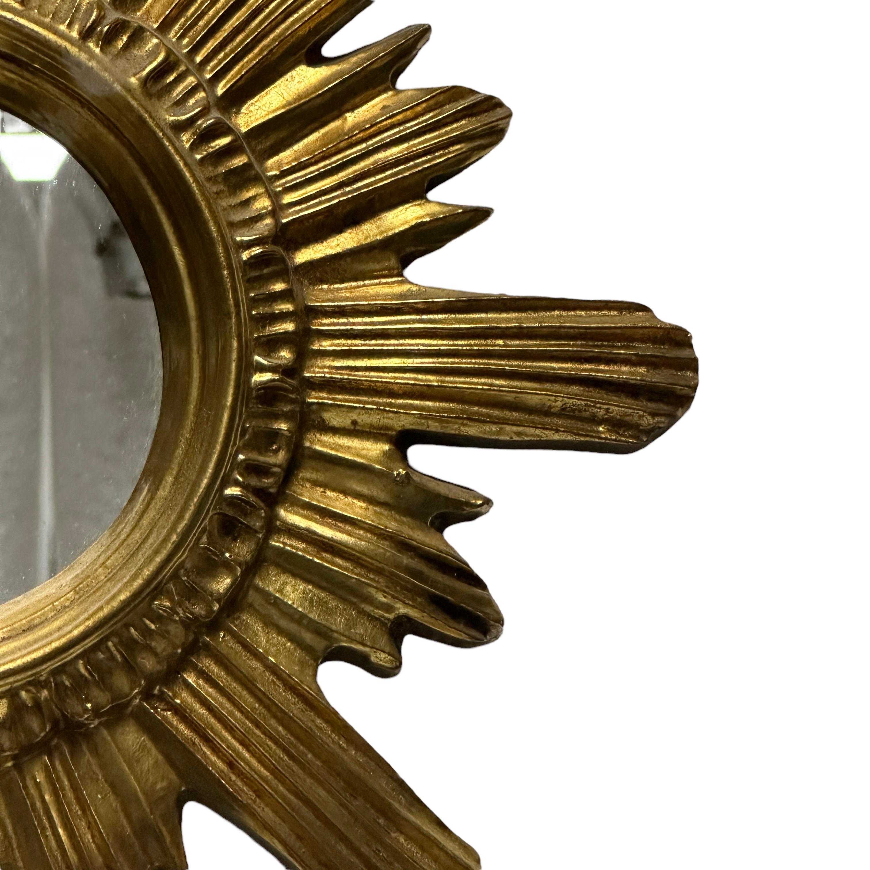 italien Magnifique miroir en forme d'étoile en résine dorée Stuc, Italie, vers les années 1960. en vente