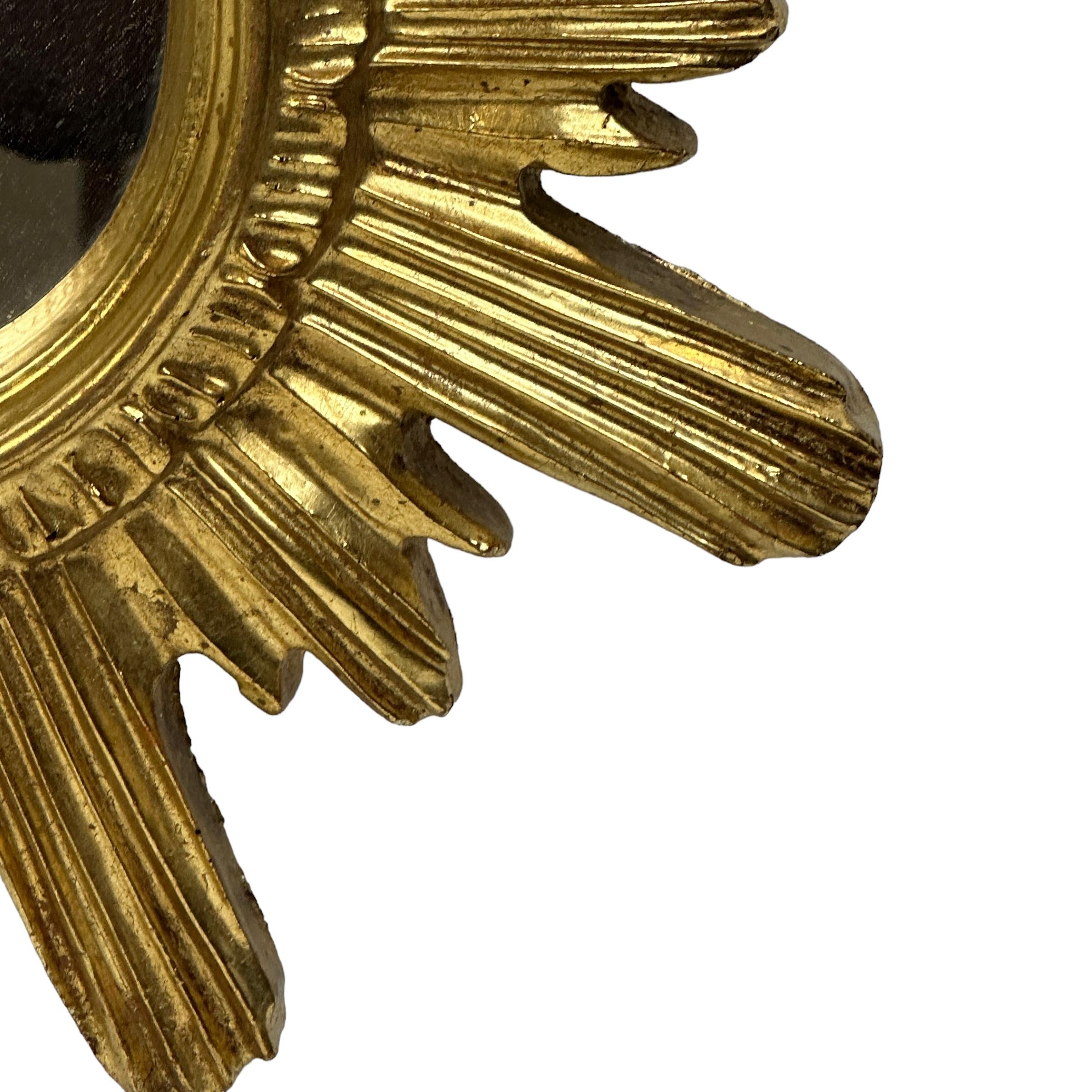 Milieu du XXe siècle Magnifique miroir en forme d'étoile en résine dorée Stuc, Italie, vers les années 1960. en vente