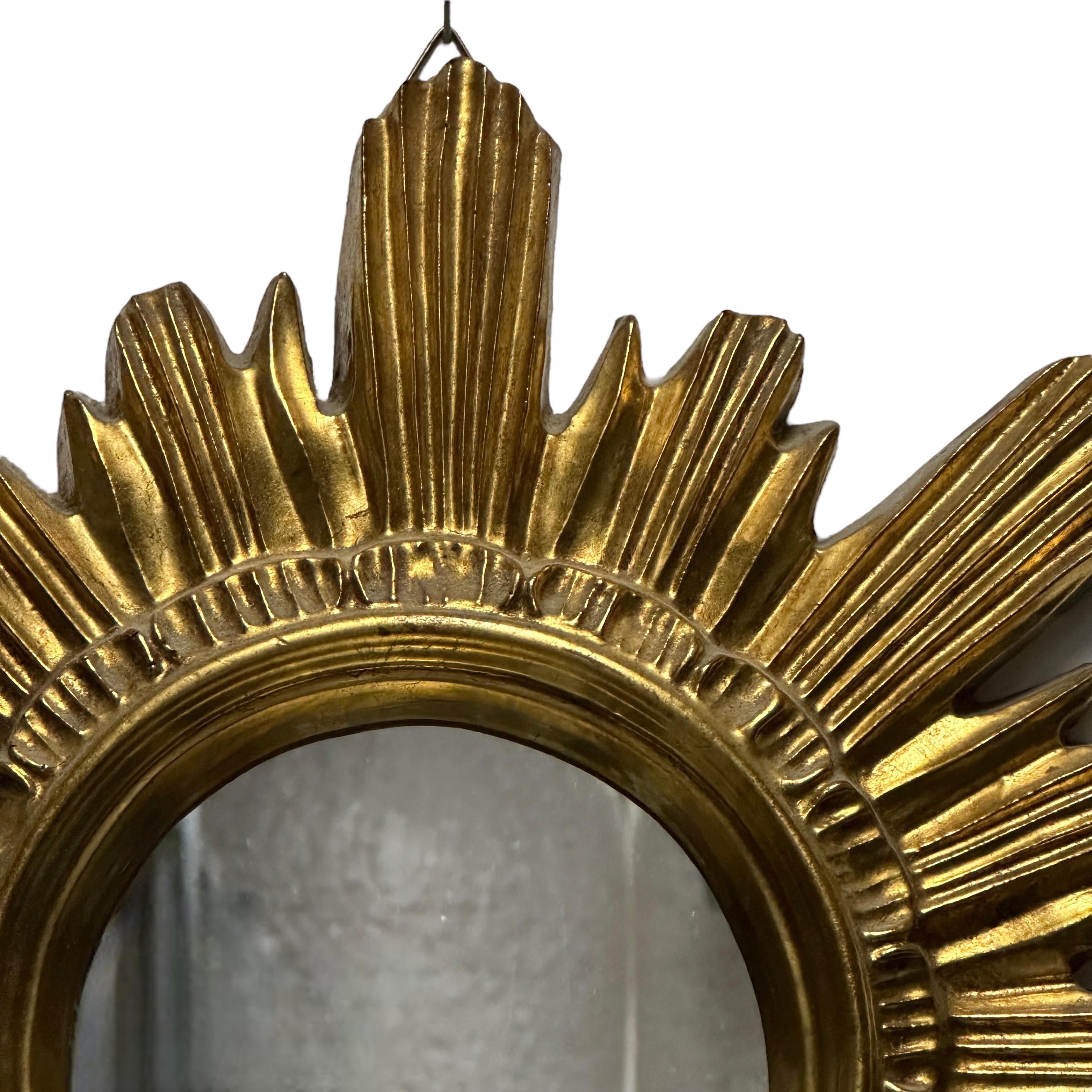 Miroir Magnifique miroir en forme d'étoile en résine dorée Stuc, Italie, vers les années 1960. en vente