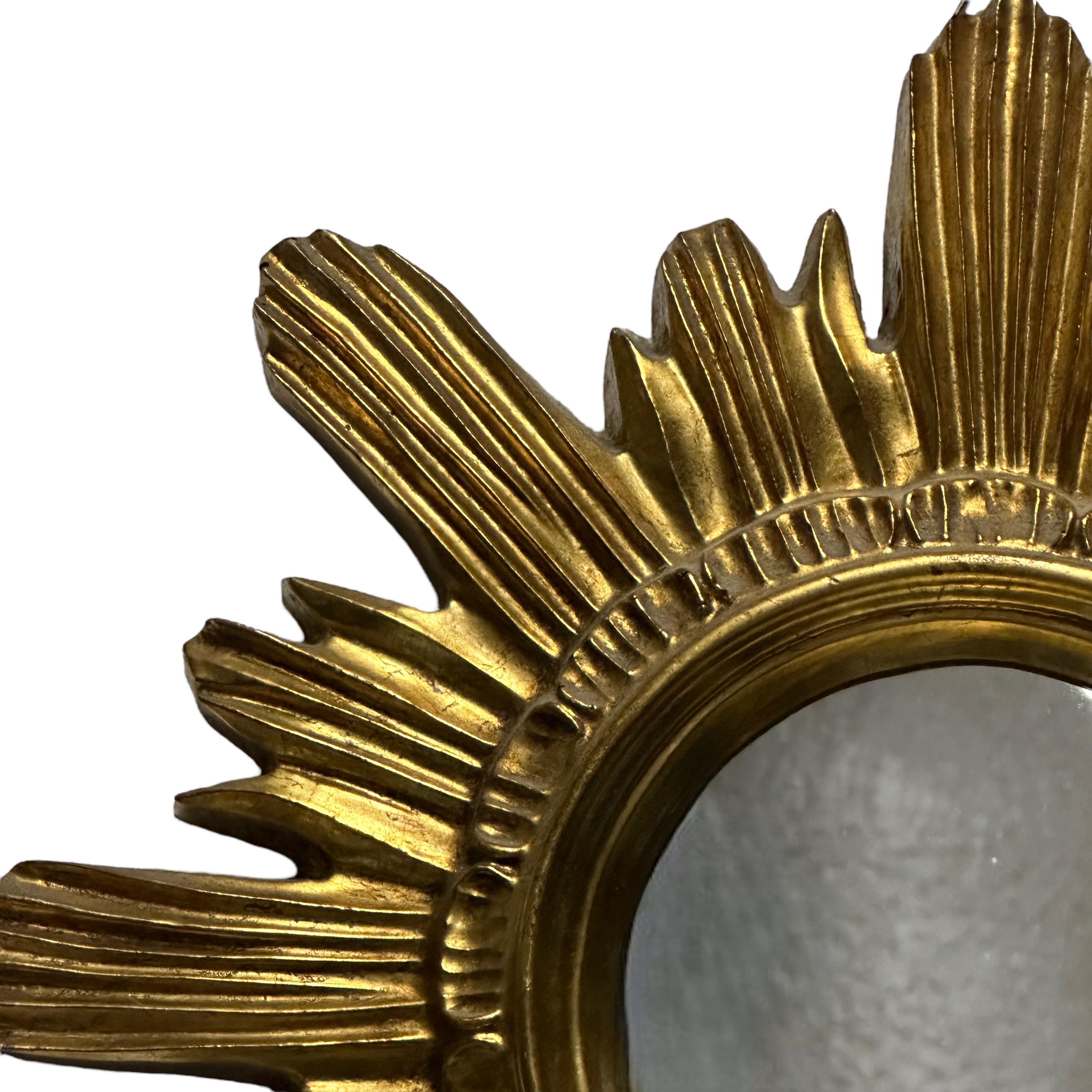 Magnifique miroir en forme d'étoile en résine dorée Stuc, Italie, vers les années 1960. en vente 1