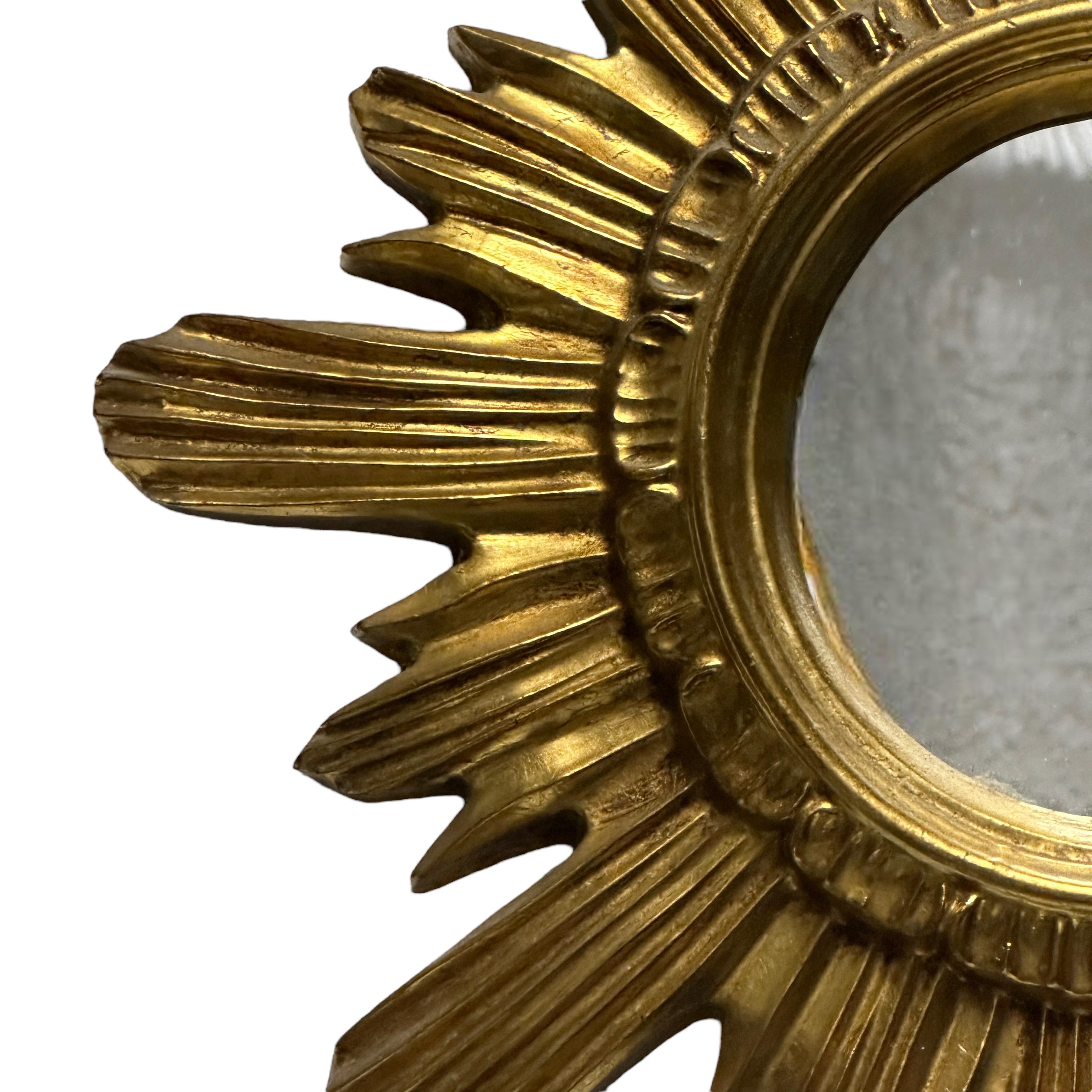 Magnifique miroir en forme d'étoile en résine dorée Stuc, Italie, vers les années 1960. en vente 2