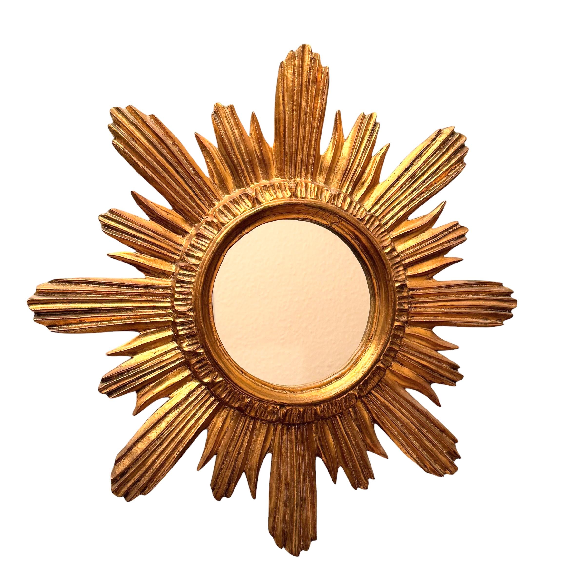 Uno splendido specchio a stella. Realizzato in legno dorato e stucco. Nessuna scheggiatura, nessuna crepa, nessuna riparazione. Misura 17,63
