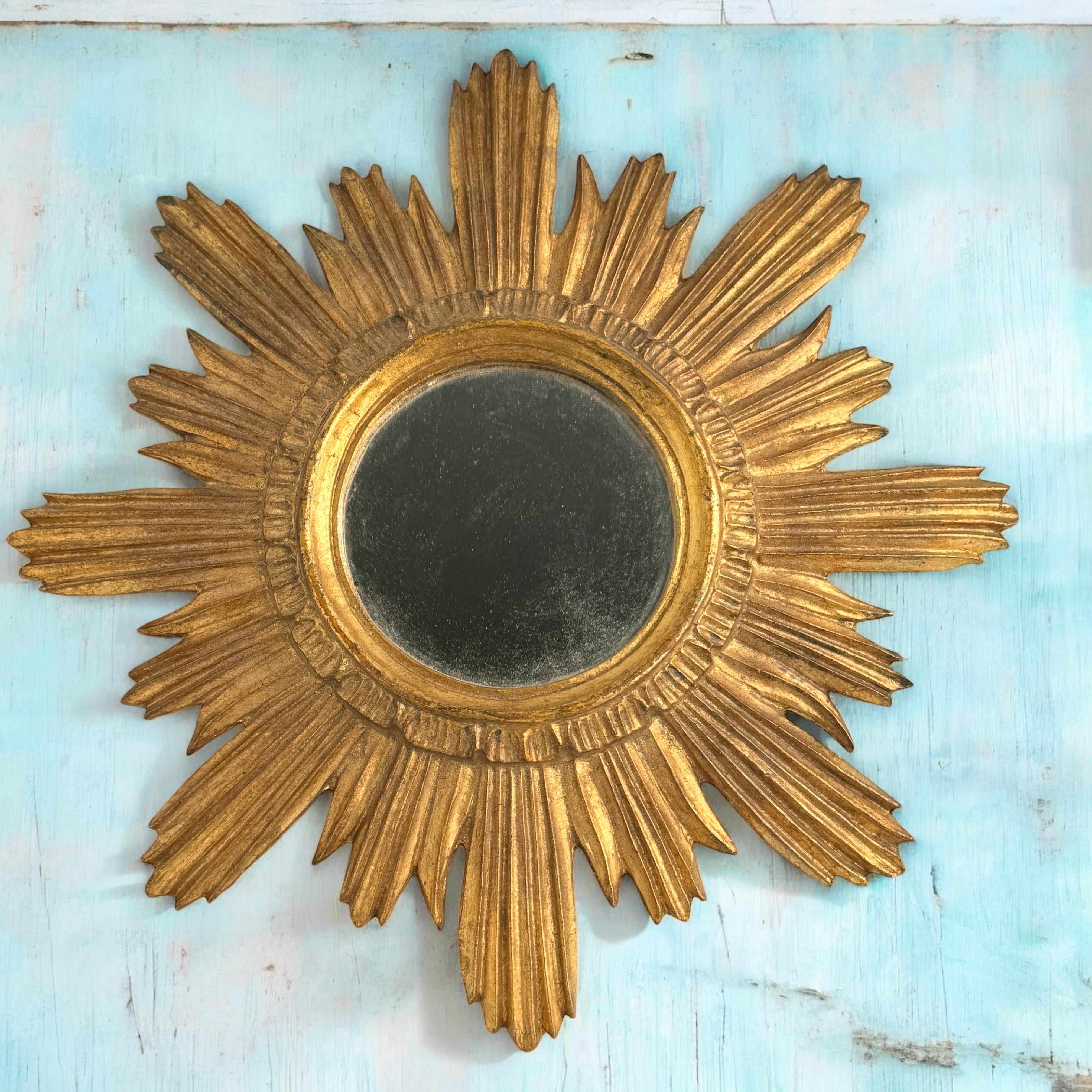 Un magnifique miroir en étoile. Fait de bois doré et de stuc. Aucun éclat, aucune fissure, aucune réparation. Il mesure 18,13 pouces de diamètre, le miroir lui-même mesurant environ 5,75 pouces de diamètre. Il se tient à environ 1.75
