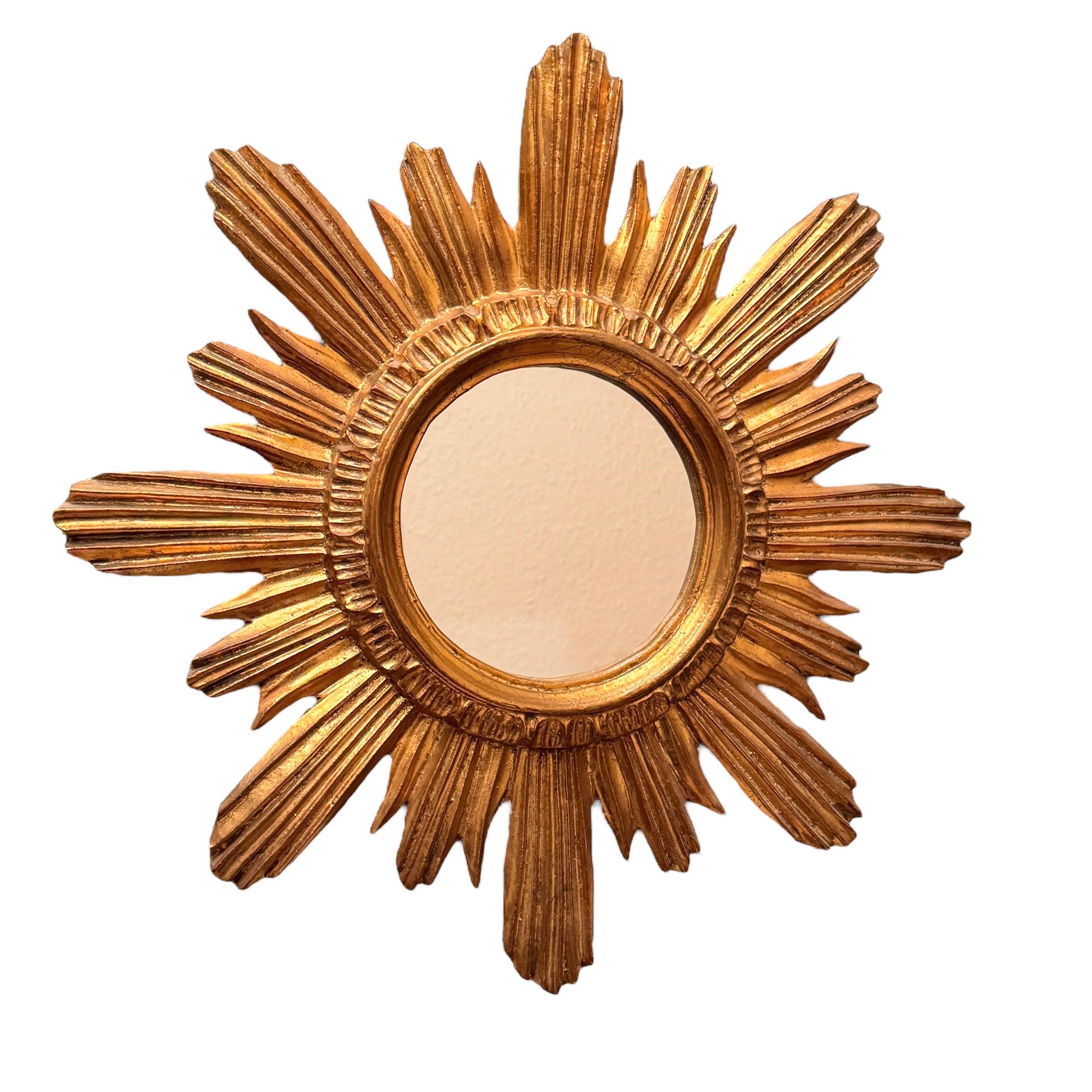 Hollywood Regency Bellissimo specchio Sunburst Starburst in legno dorato e stucco, Italia, circa anni '60 in vendita