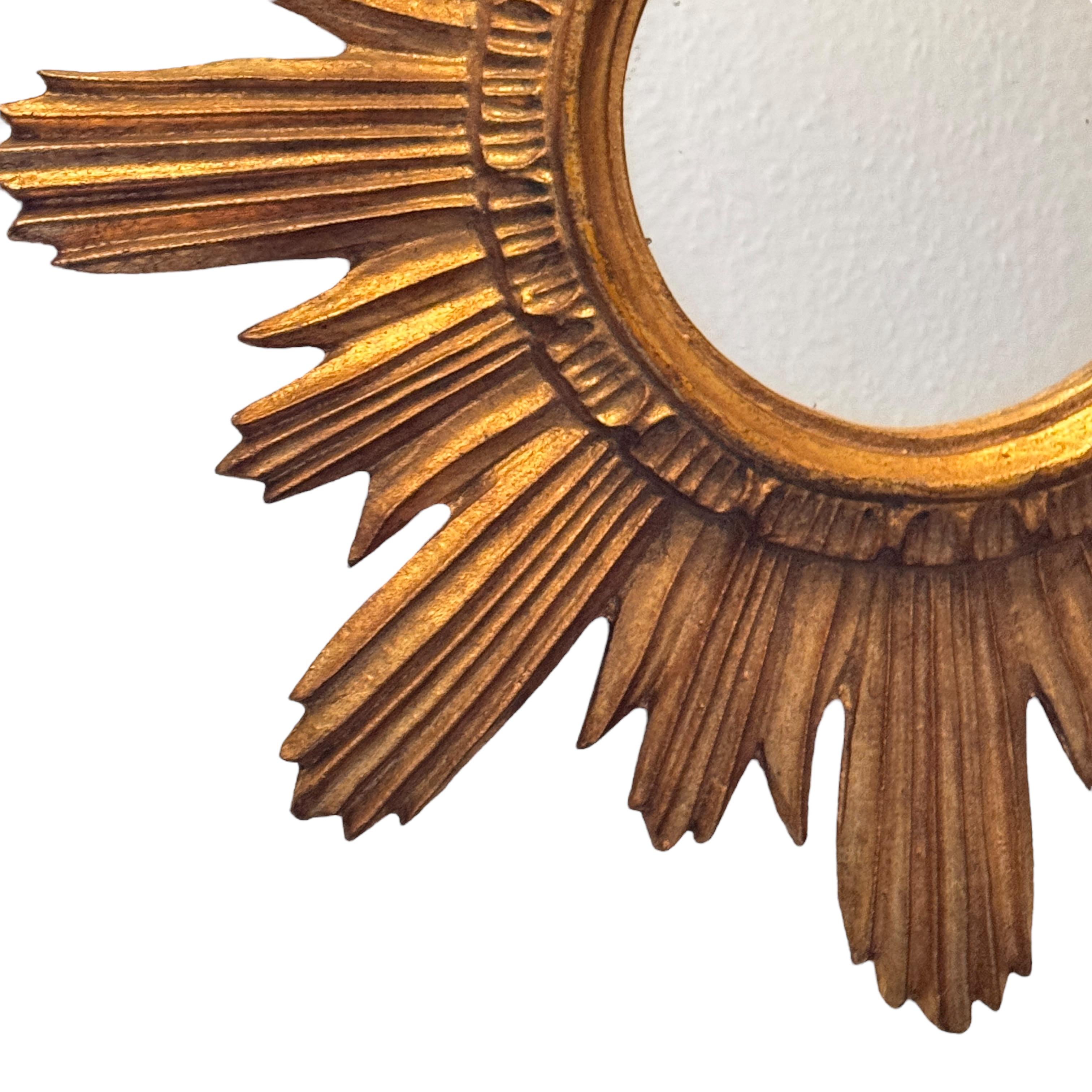 Hollywood Regency Magnifique miroir en forme d'étoile dorée Wood Stucco, Italie, vers les années 1960 en vente
