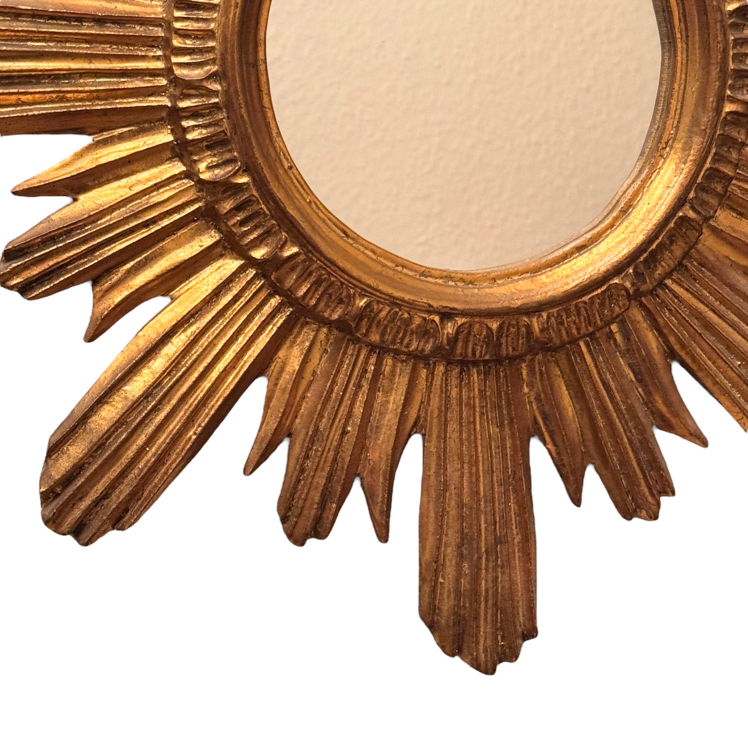 Italiano Bellissimo specchio Sunburst Starburst in legno dorato e stucco, Italia, circa anni '60 in vendita