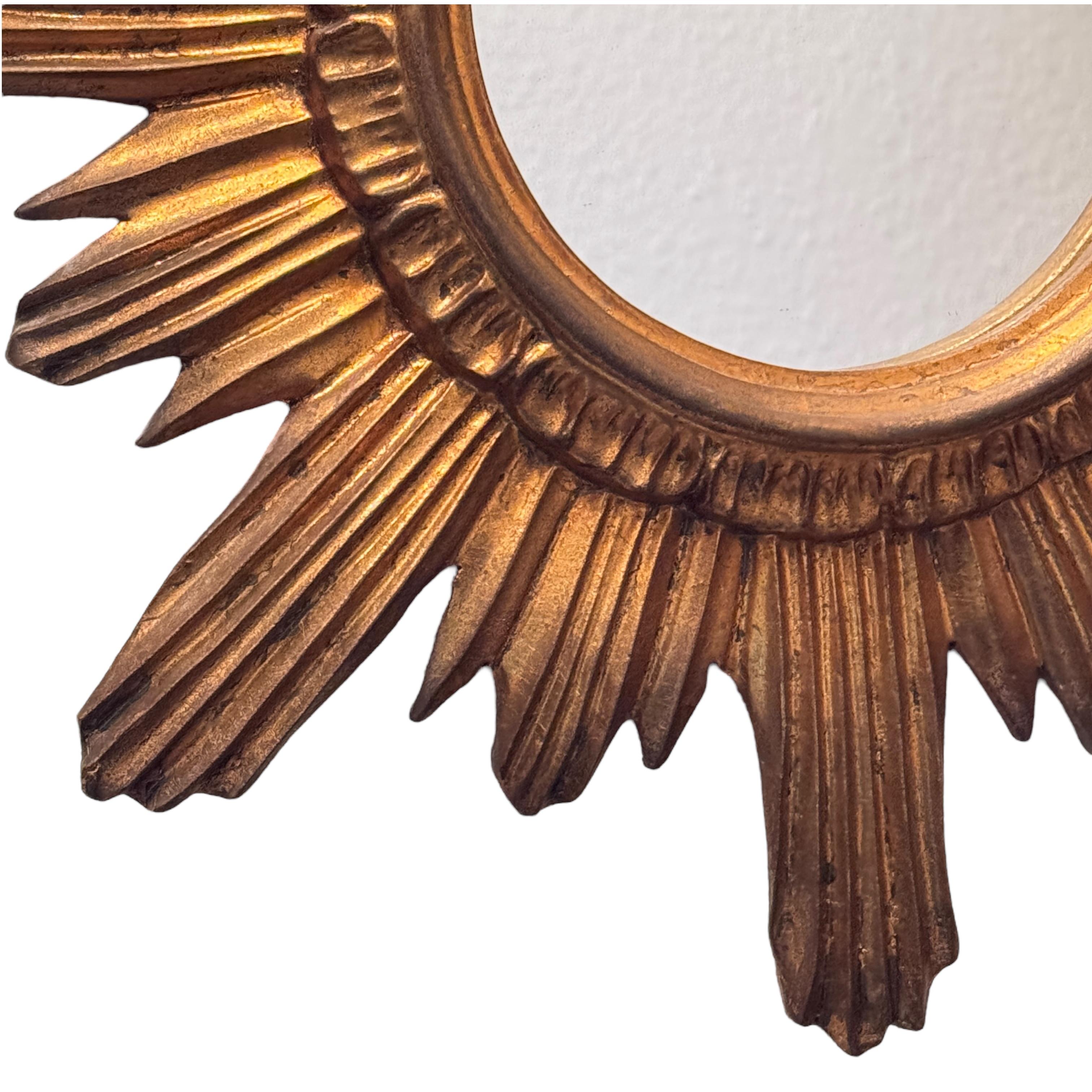 Schöner Sunburst-Starburst-Spiegel Vergoldetes Holz Stuck, Italien, um 1960er Jahre (Italienisch) im Angebot