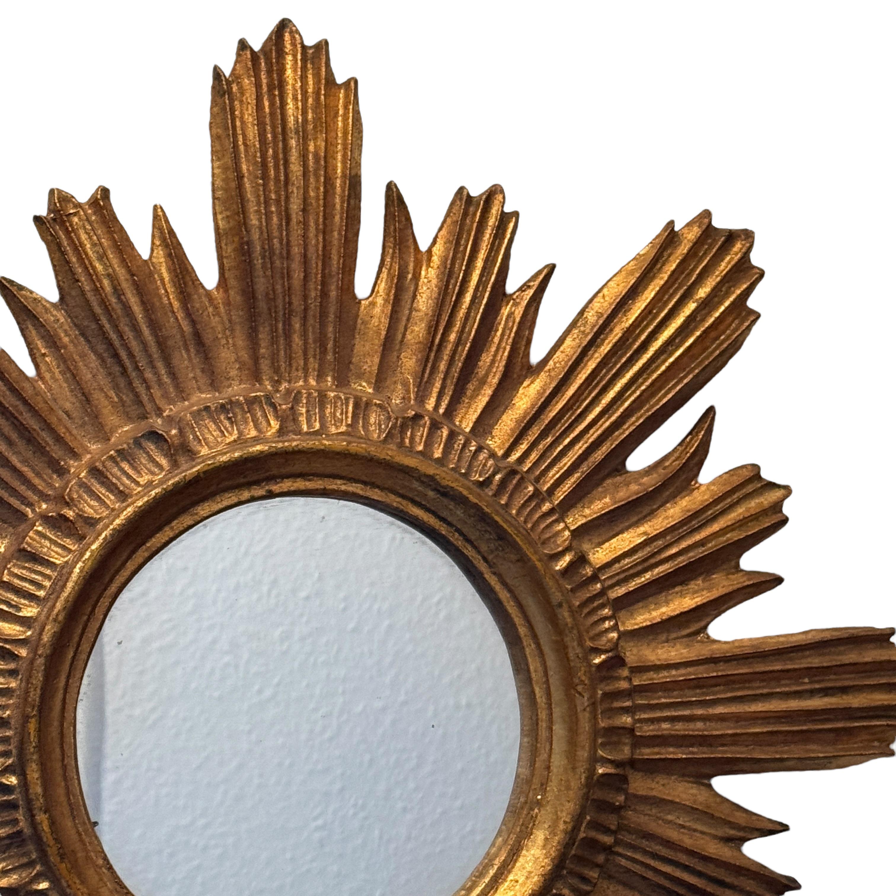 italien Magnifique miroir en forme d'étoile dorée Wood Stucco, Italie, vers les années 1960 en vente