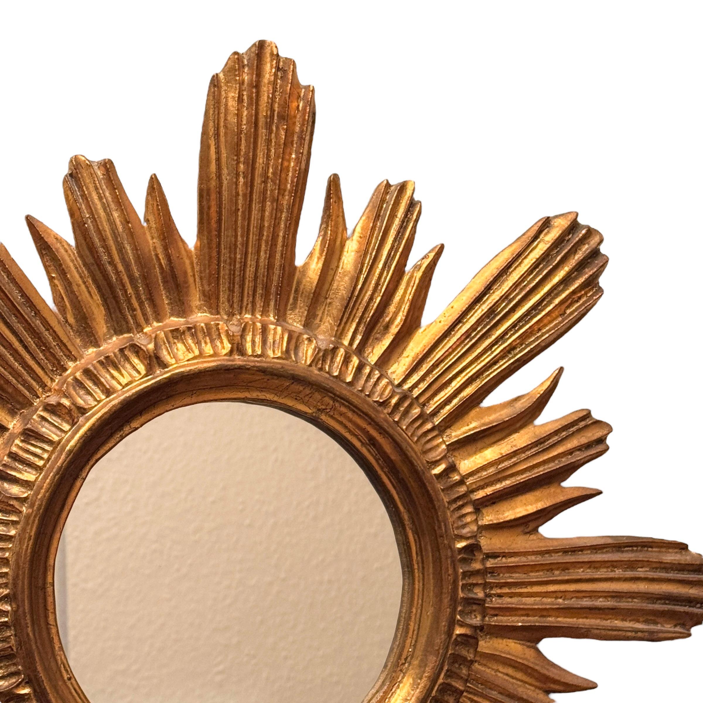 Bellissimo specchio Sunburst Starburst in legno dorato e stucco, Italia, circa anni '60 In condizioni buone in vendita a Nuernberg, DE