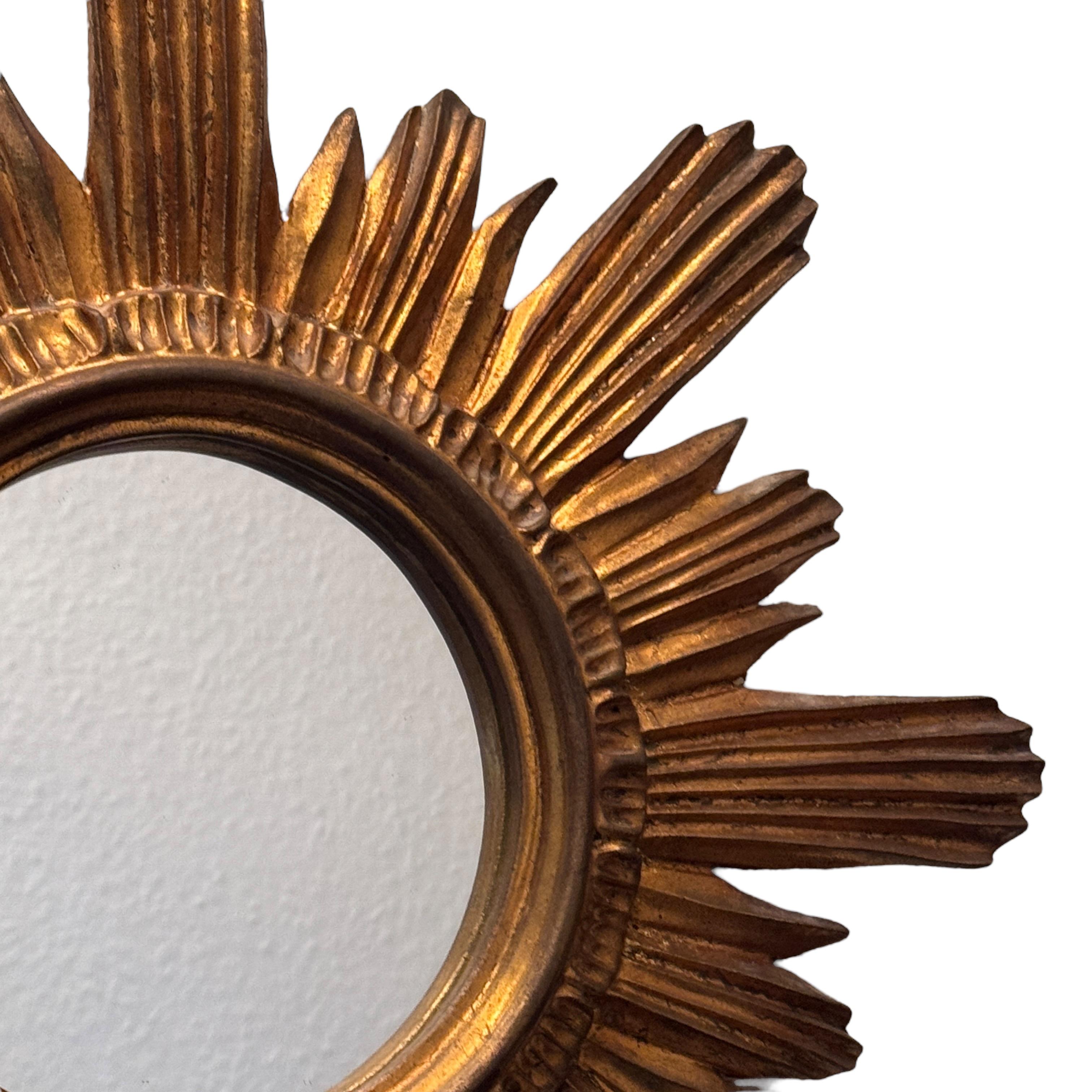 Schöner Sunburst-Starburst-Spiegel Vergoldetes Holz Stuck, Italien, um 1960er Jahre im Zustand „Gut“ im Angebot in Nuernberg, DE