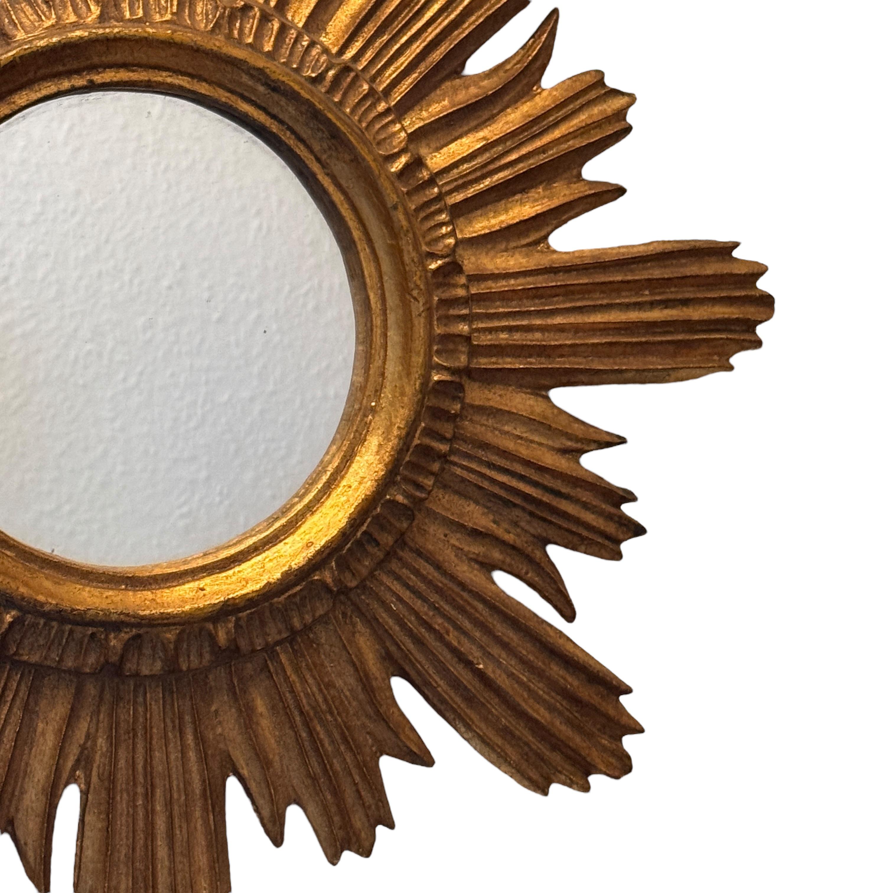 Magnifique miroir en forme d'étoile dorée Wood Stucco, Italie, vers les années 1960 Bon état - En vente à Nuernberg, DE