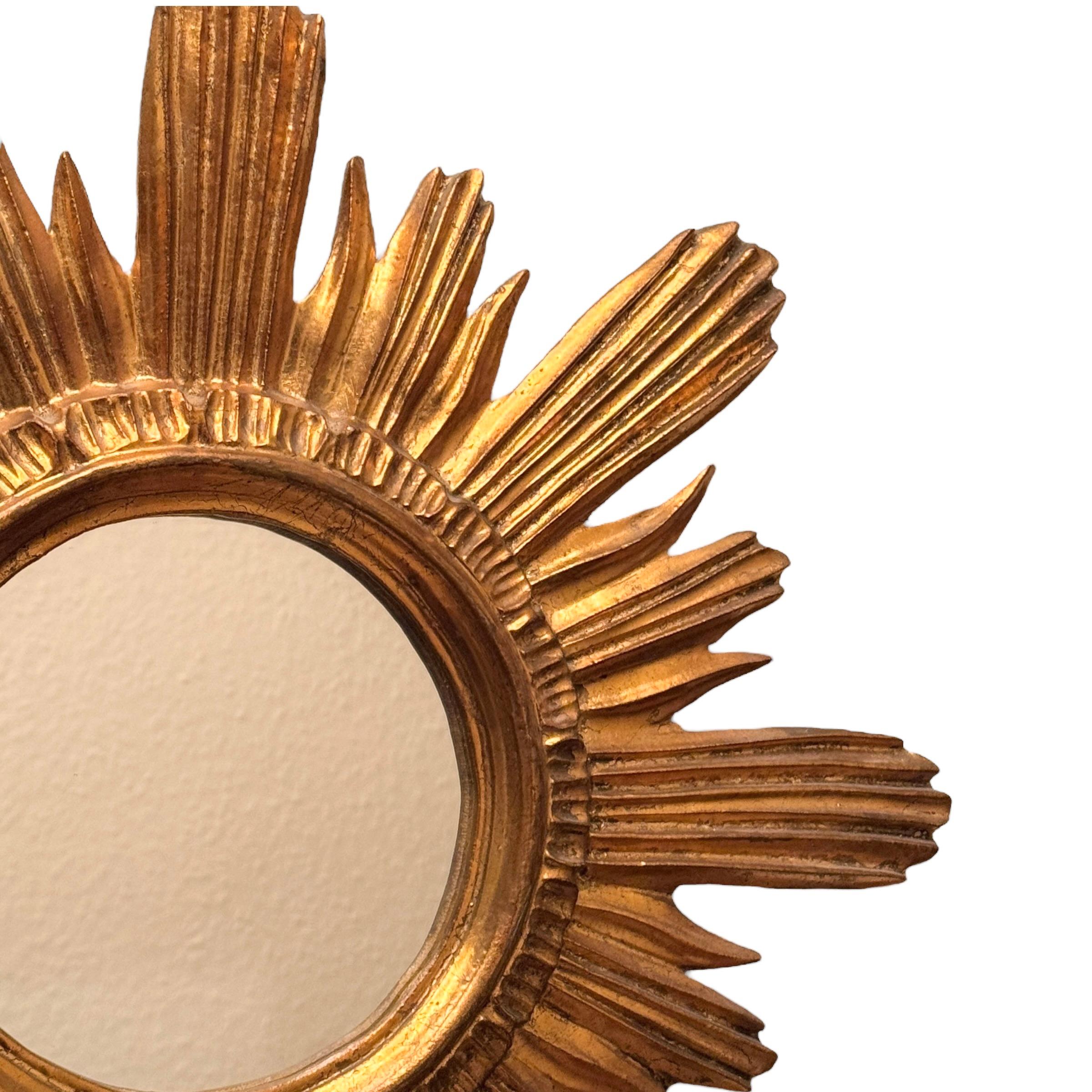 Metà XX secolo Bellissimo specchio Sunburst Starburst in legno dorato e stucco, Italia, circa anni '60 in vendita
