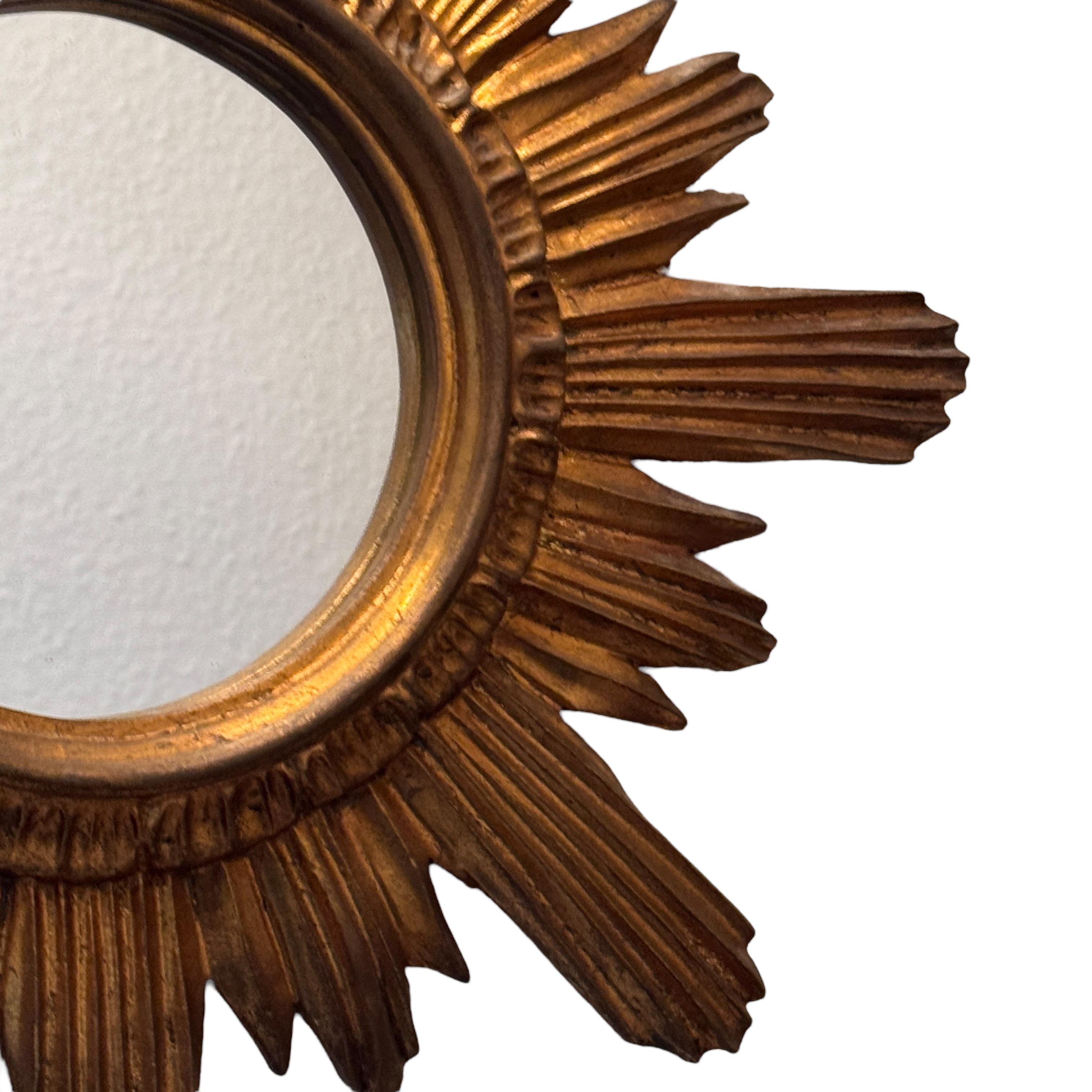 Schöner Sunburst-Starburst-Spiegel Vergoldetes Holz Stuck, Italien, um 1960er Jahre (Mitte des 20. Jahrhunderts) im Angebot