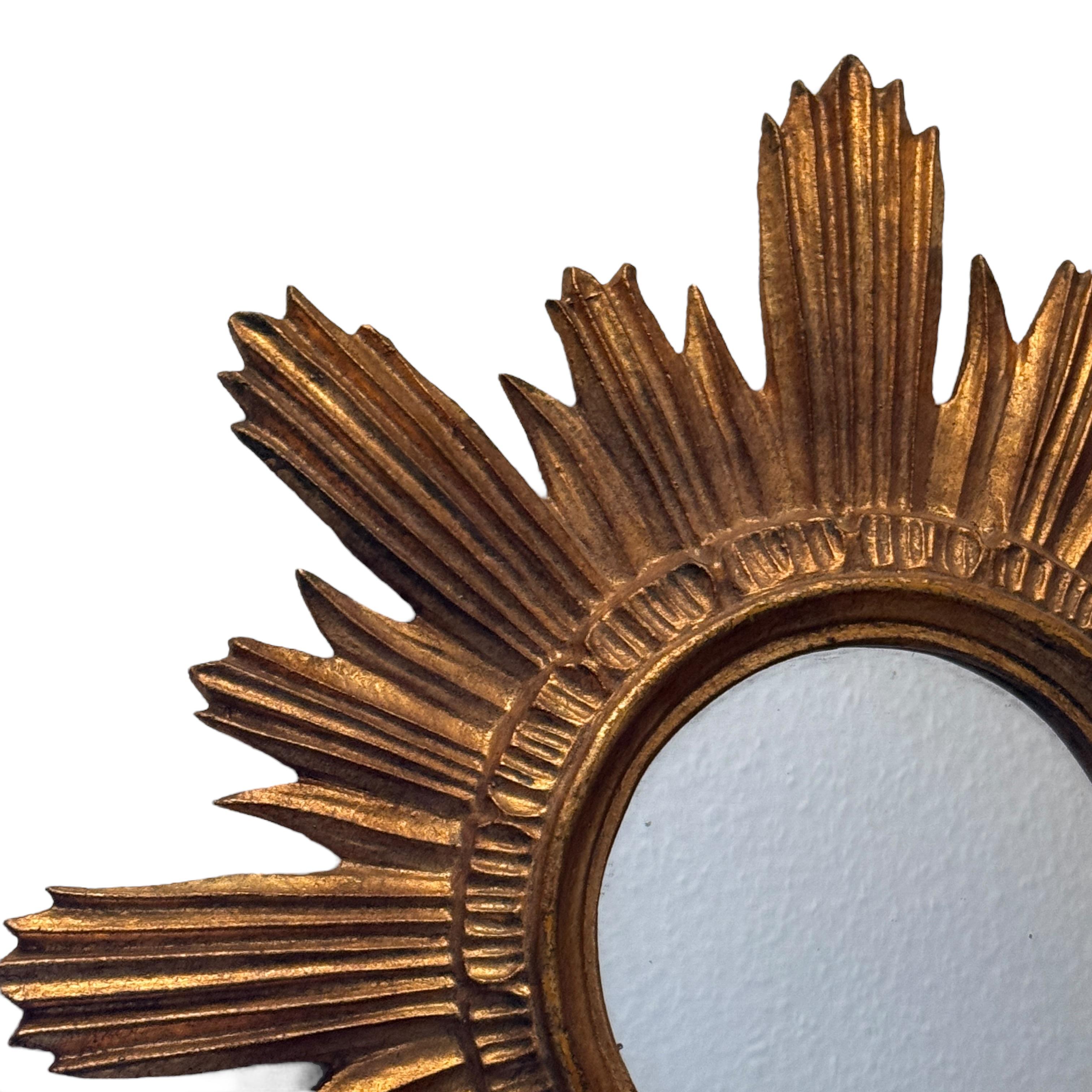 Milieu du XXe siècle Magnifique miroir en forme d'étoile dorée Wood Stucco, Italie, vers les années 1960 en vente