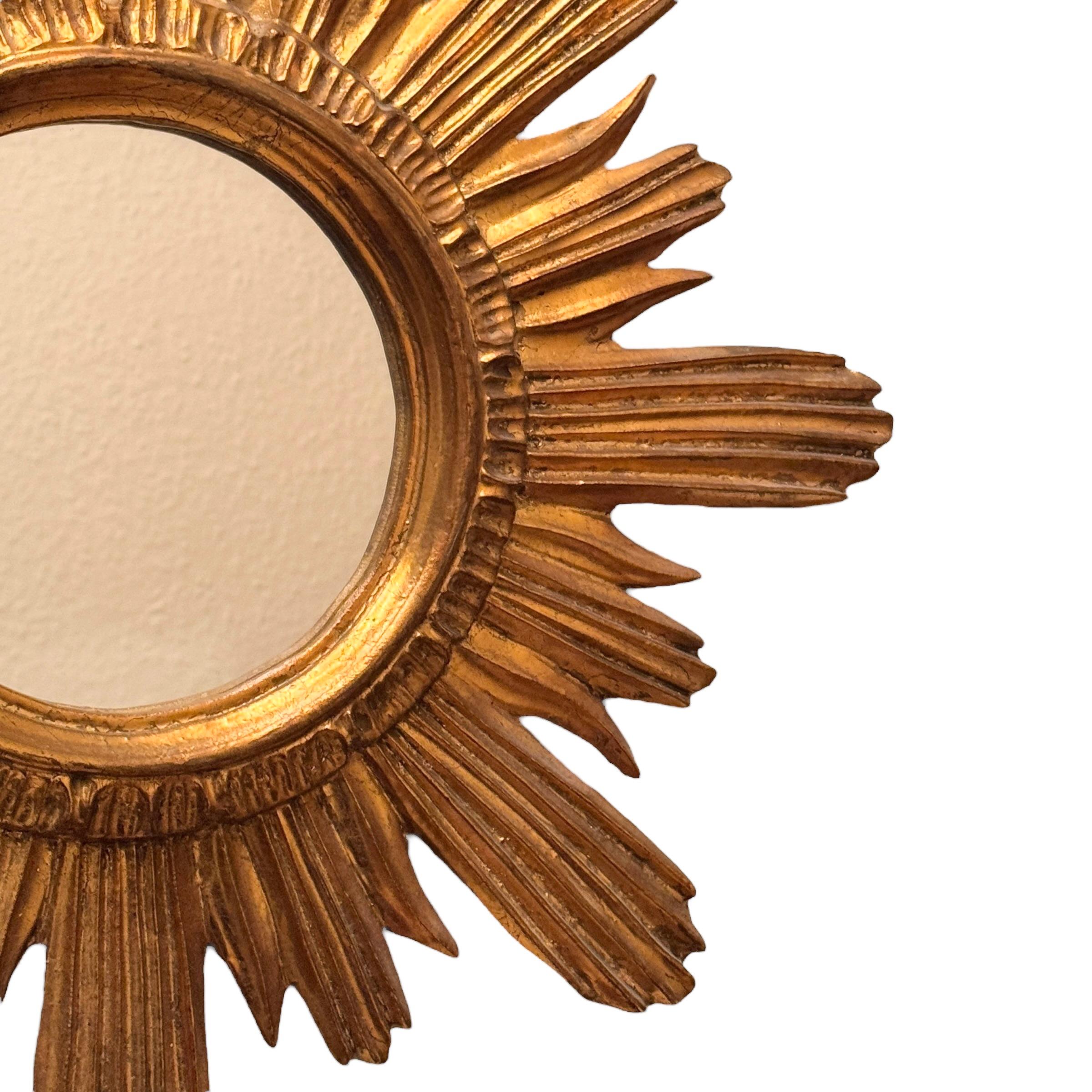 Specchio Bellissimo specchio Sunburst Starburst in legno dorato e stucco, Italia, circa anni '60 in vendita