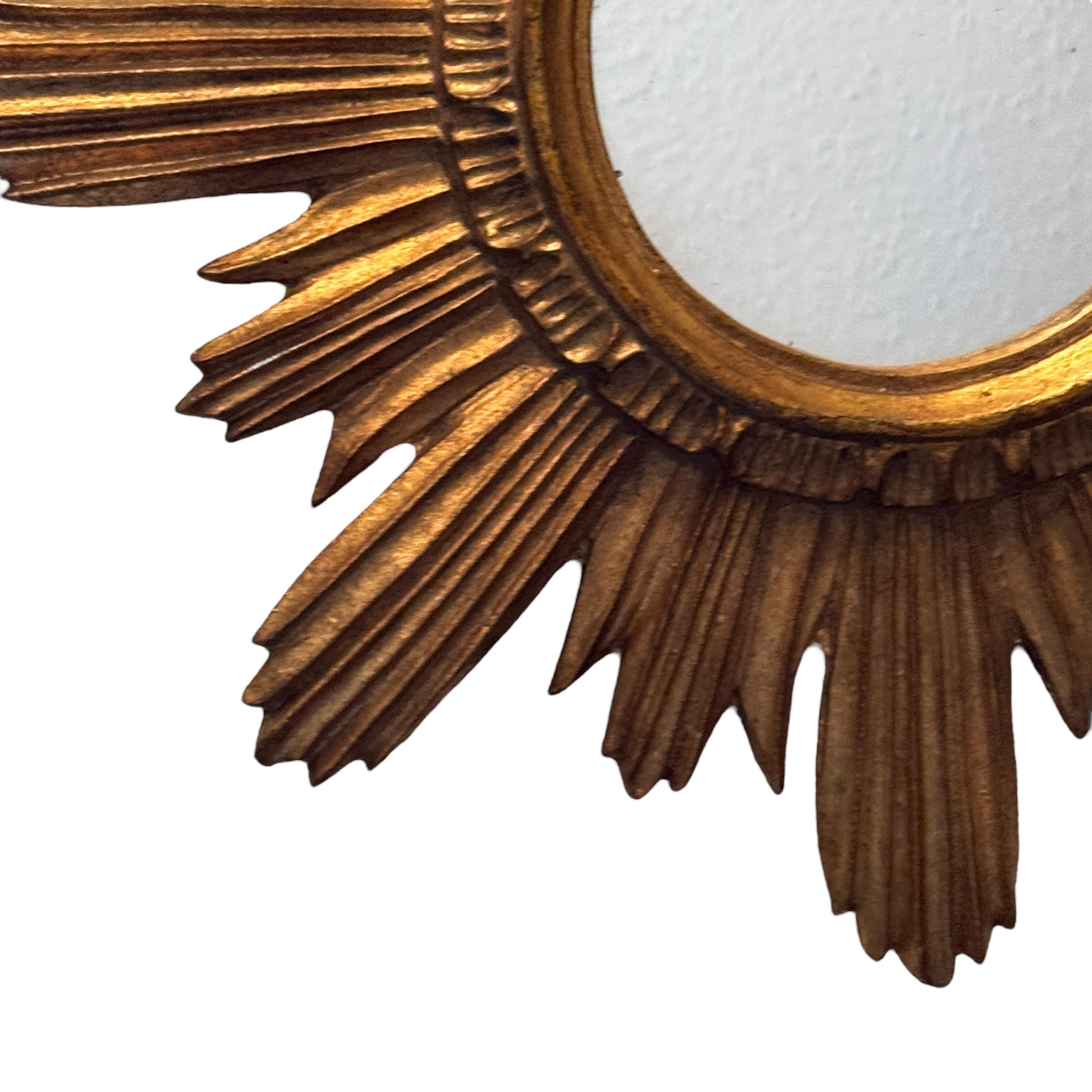 Miroir Magnifique miroir en forme d'étoile dorée Wood Stucco, Italie, vers les années 1960 en vente