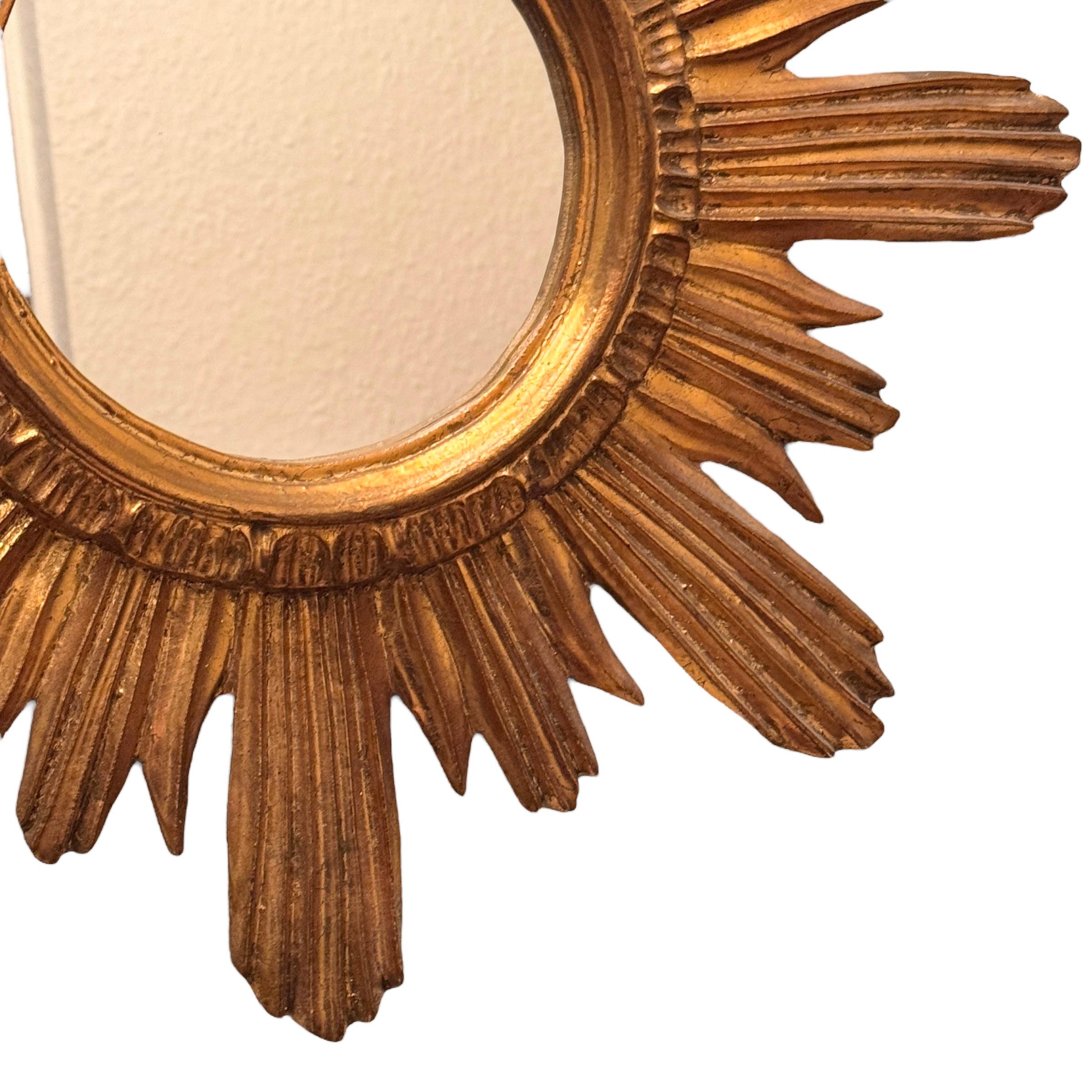 Bellissimo specchio Sunburst Starburst in legno dorato e stucco, Italia, circa anni '60 in vendita 1