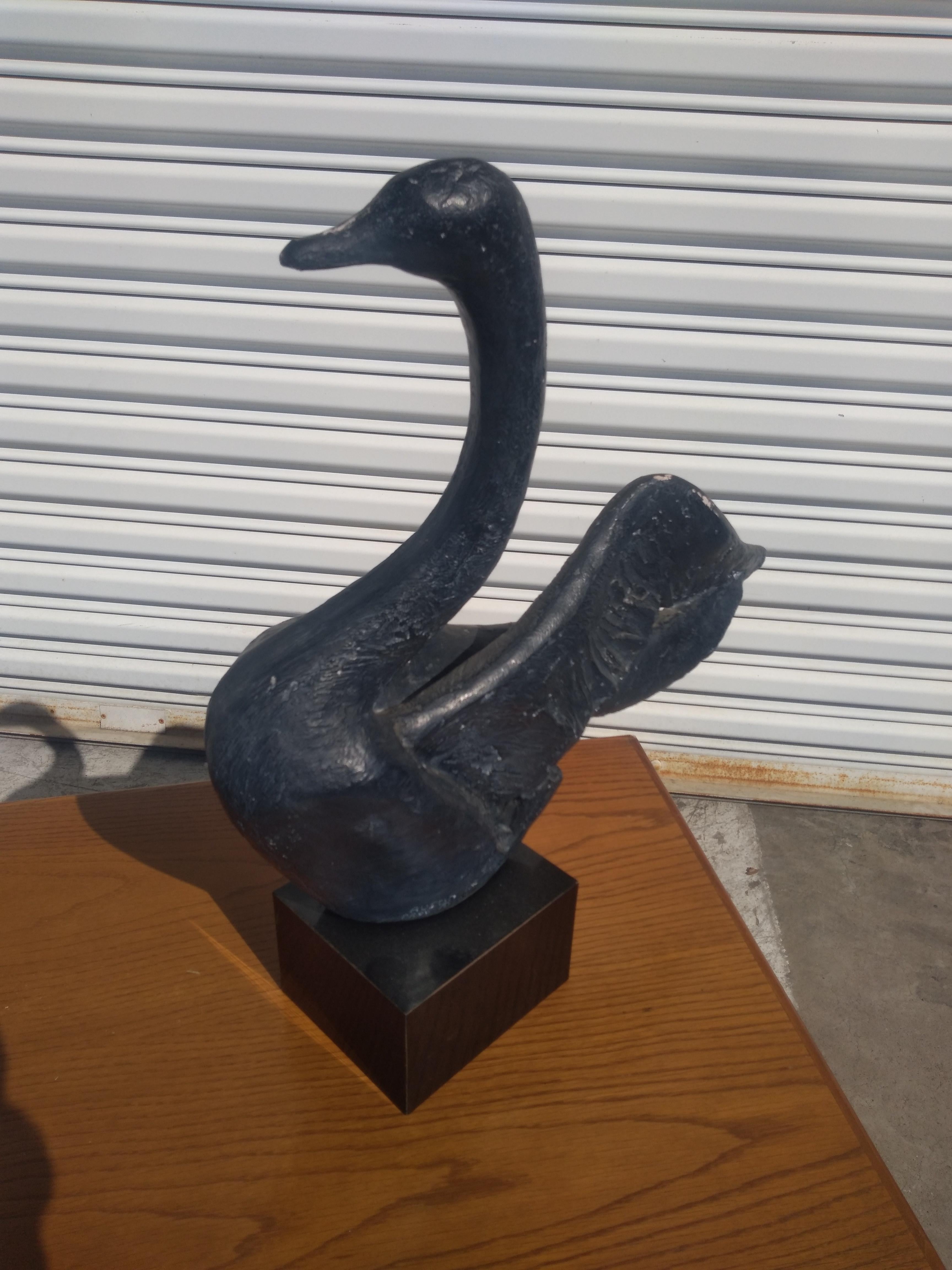 Questa è una scultura di Austin Productions. È realizzato in durastone. Questo pezzo rappresenta un bellissimo cigno nero. È realizzato in durastone nero.
