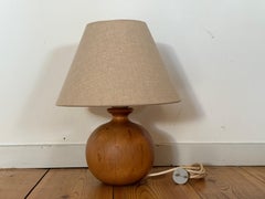 Preciosa lámpara de mesa sueca de pino de los años 60