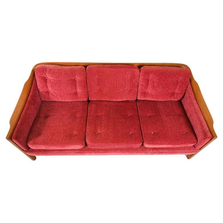 Coppia di bellissimi divani a 3 posti con struttura in teak scolpito e rivestimento in ciniglia. Ottimo divano basso a 3 posti dal design scandinavo. Realizzato in Svezia nel 1960 circa. Situato a Brooklyn NYC.

Dimensioni: H. H. x L. 73