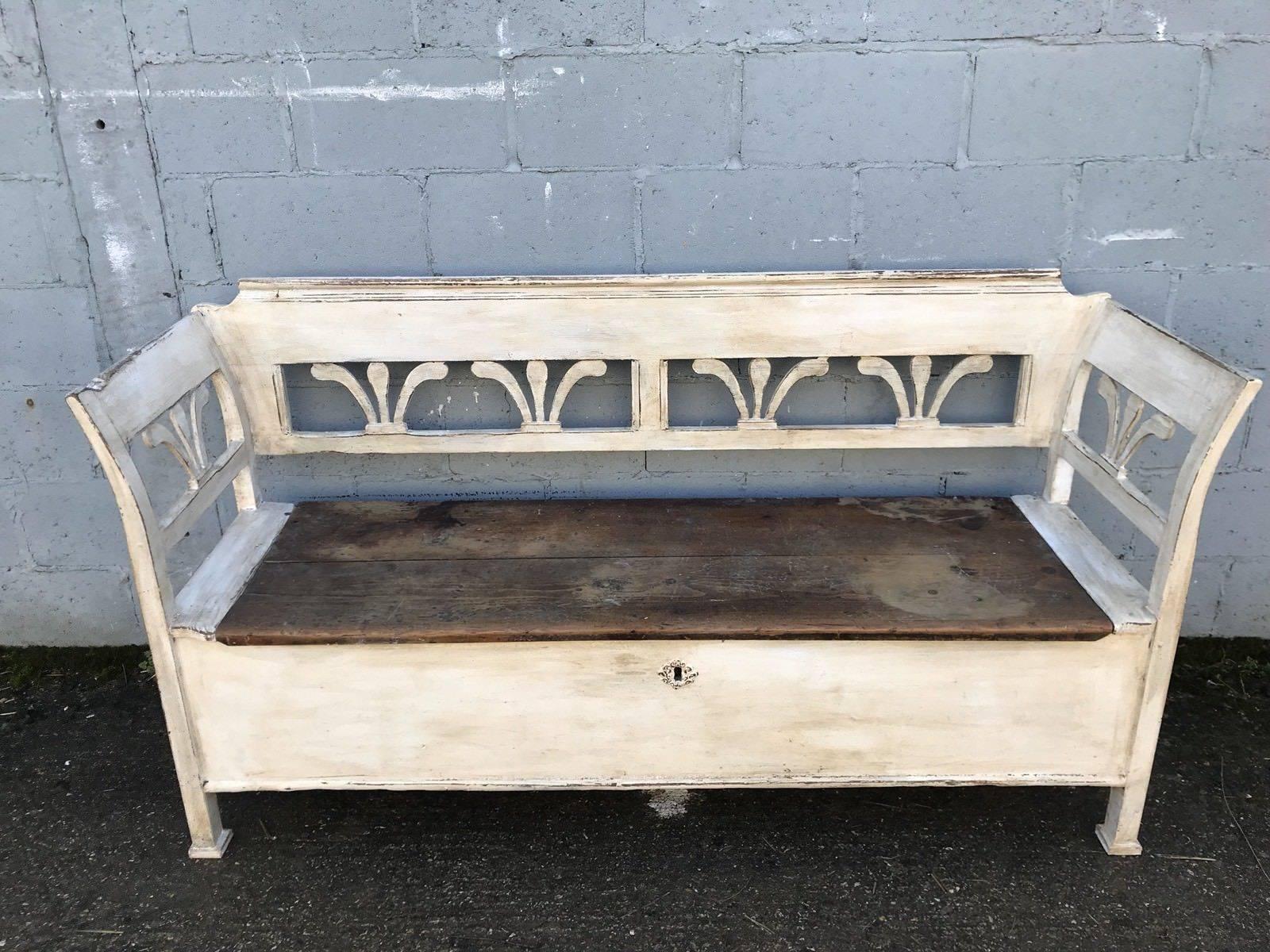 Beautiful Swedish Painted Bench/Settle, Storage Box, Painted In Good Condition For Sale In Lingfield, West Sussex