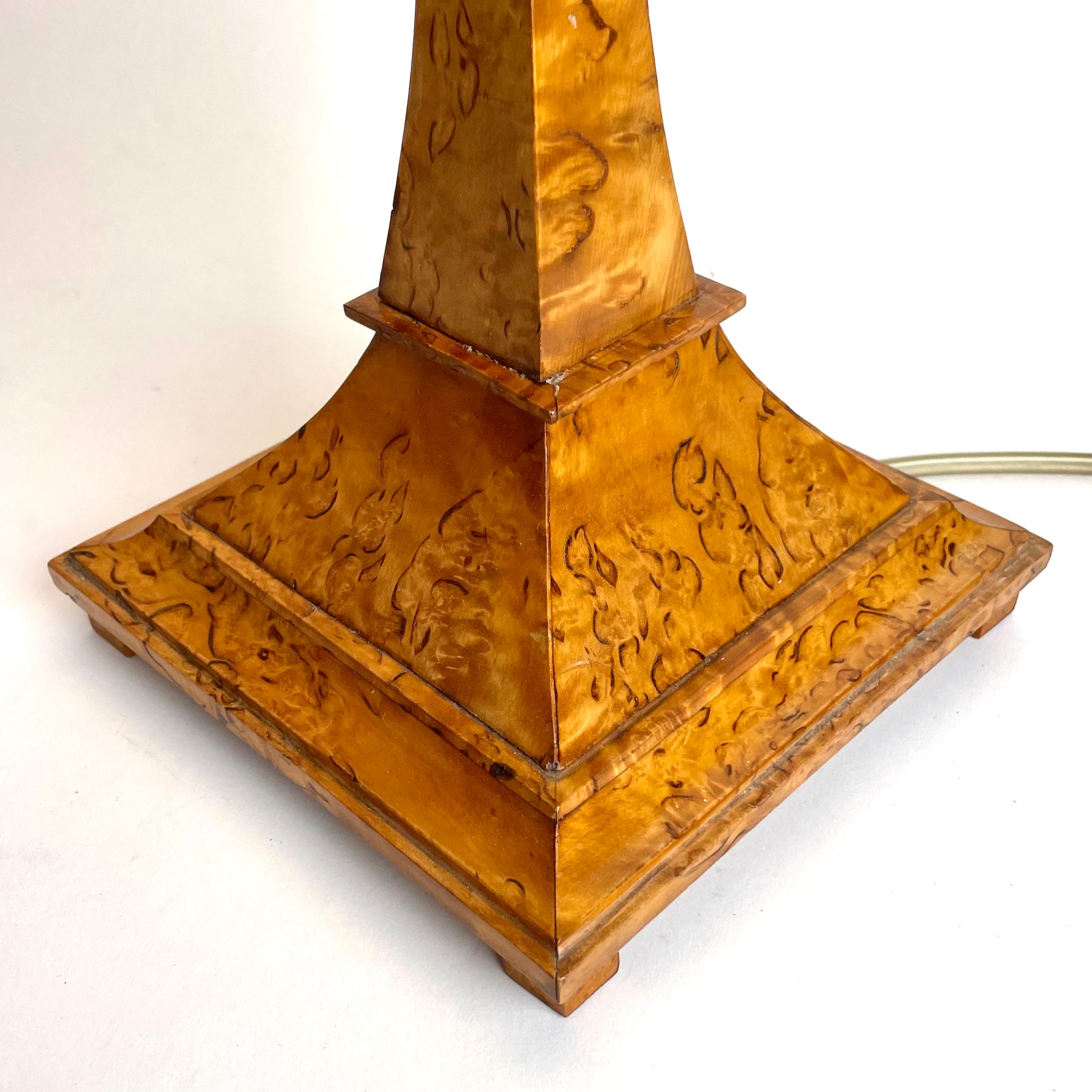 Beautiful Swedish Table Lamp in Karelian Birch. Art Nouveau, early 20th Century For Sale 7