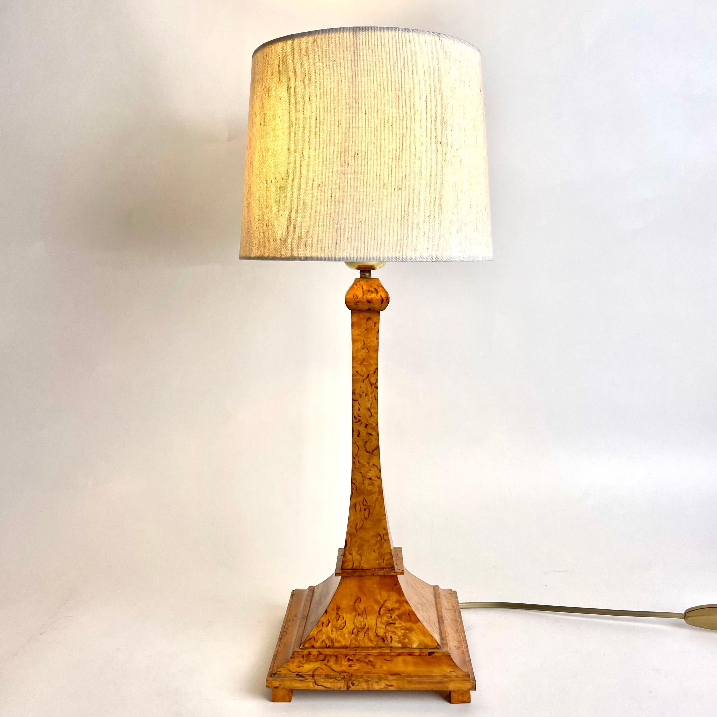 Beautiful Swedish Table Lamp in curly Karelian Birch in Art Nouveau from the early 20th Century. Period design.

Rewired electricity

Wear consistent with age and use 