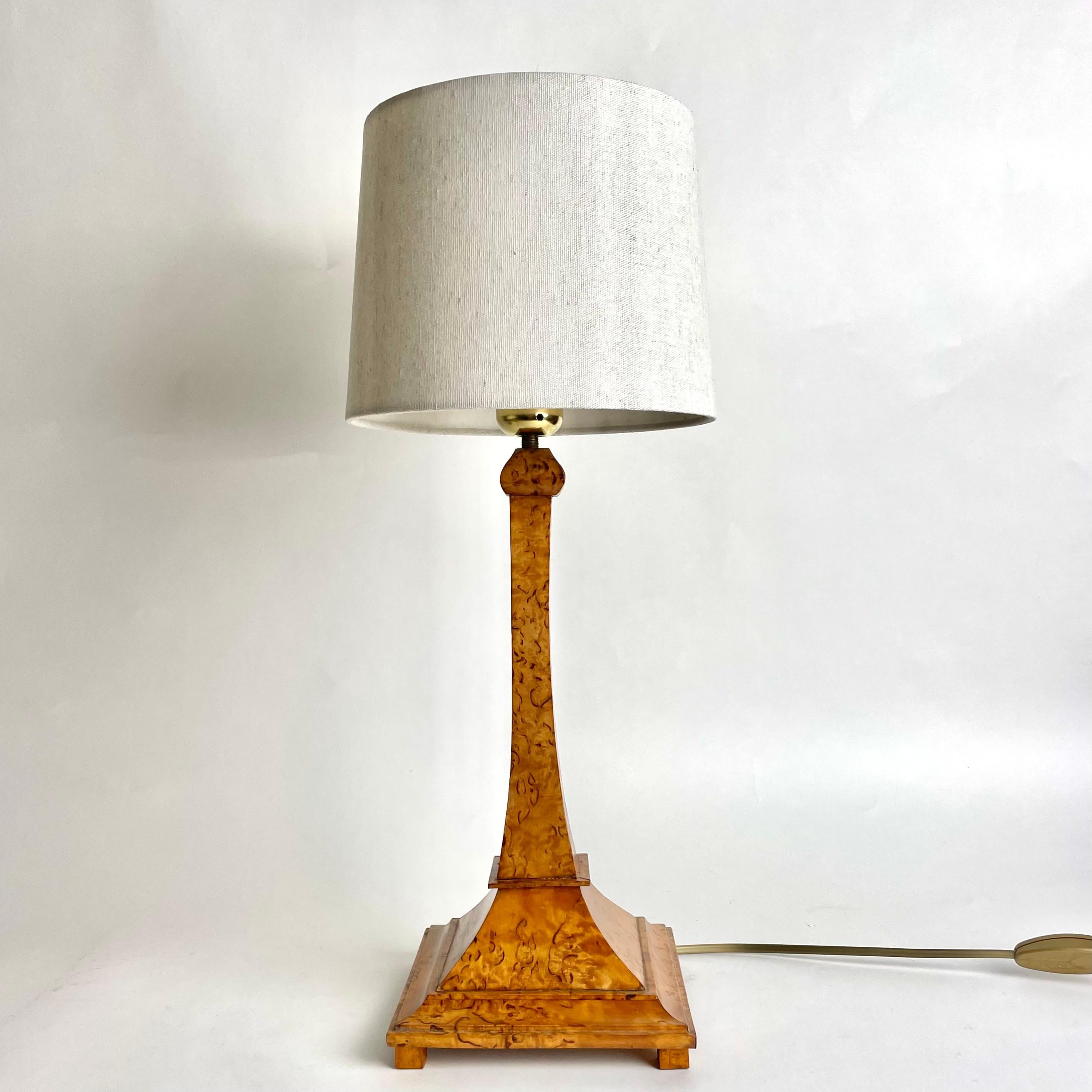 Beautiful Swedish Table Lamp in Karelian Birch. Art Nouveau, early 20th Century In Good Condition For Sale In Knivsta, SE