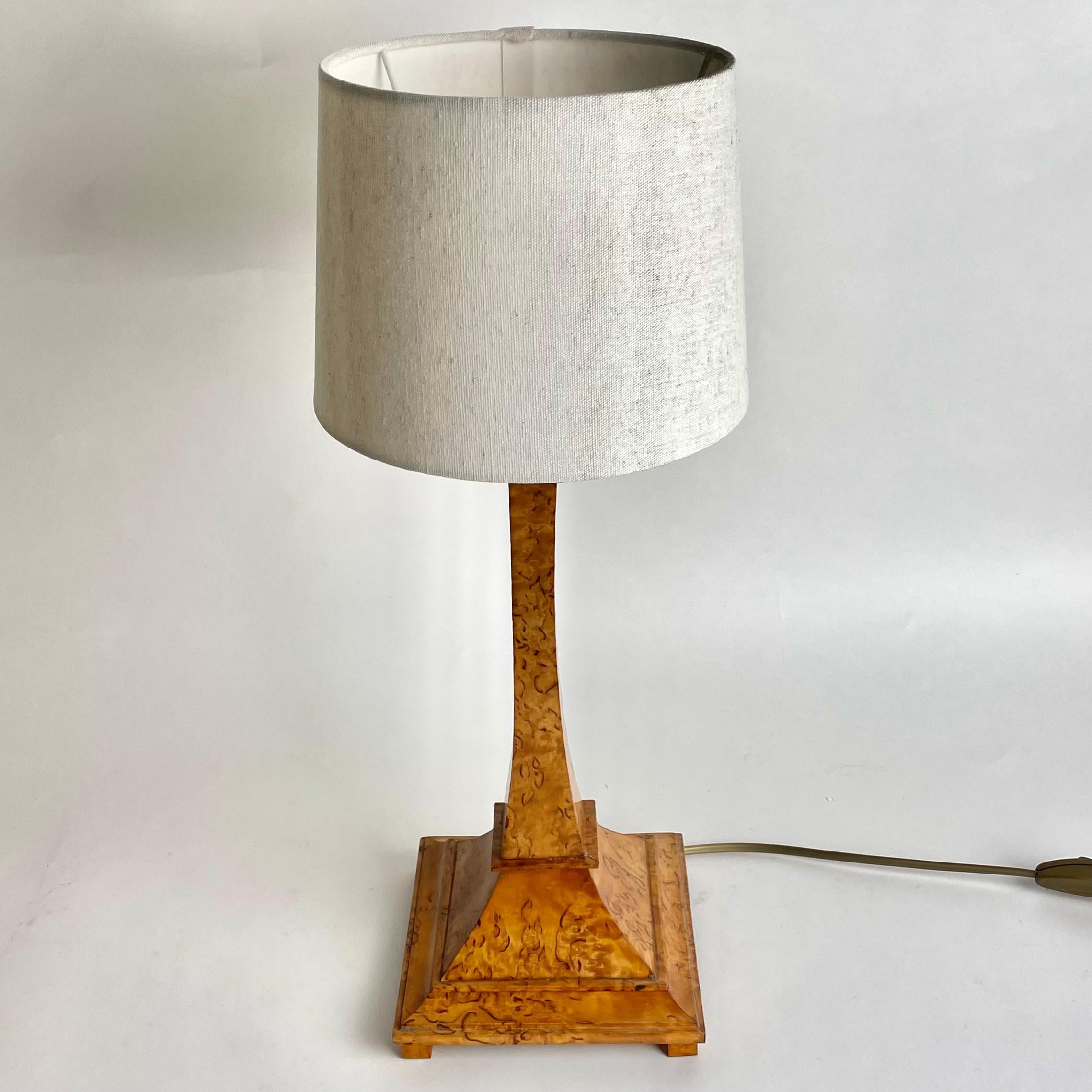 Beautiful Swedish Table Lamp in Karelian Birch. Art Nouveau, early 20th Century For Sale 1