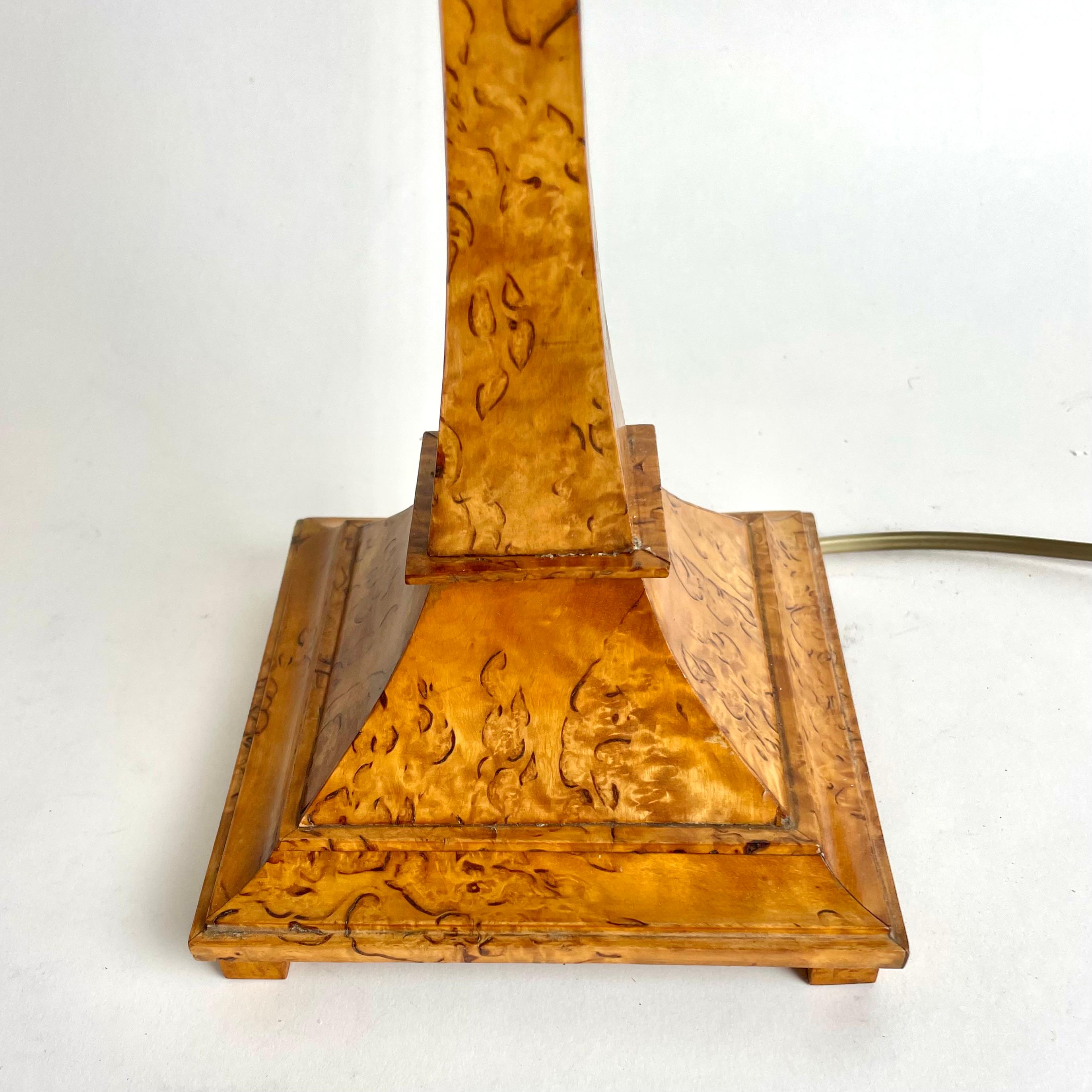 Beautiful Swedish Table Lamp in Karelian Birch. Art Nouveau, early 20th Century For Sale 2