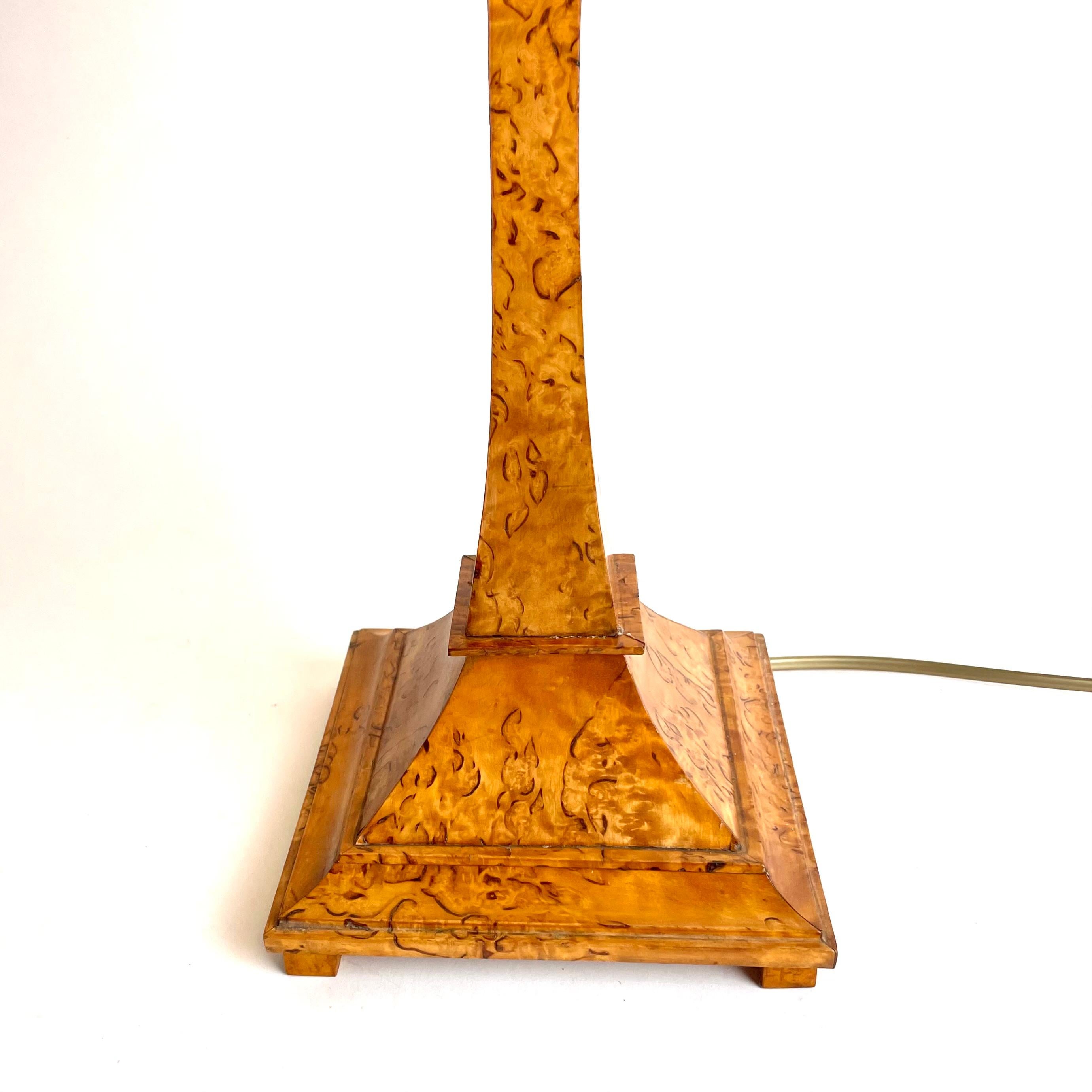 Beautiful Swedish Table Lamp in Karelian Birch. Art Nouveau, early 20th Century For Sale 4