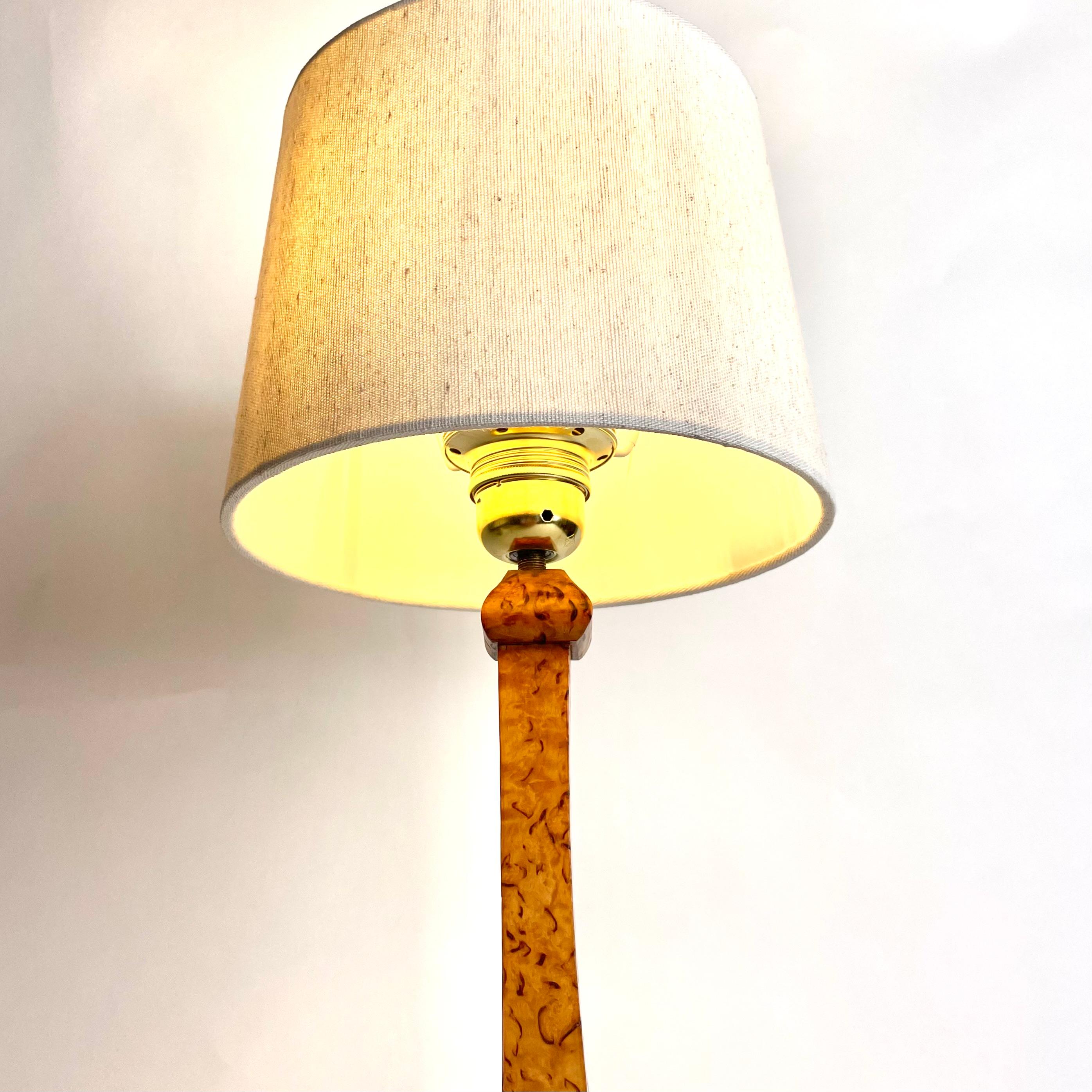 Beautiful Swedish Table Lamp in Karelian Birch. Art Nouveau, early 20th Century For Sale 5