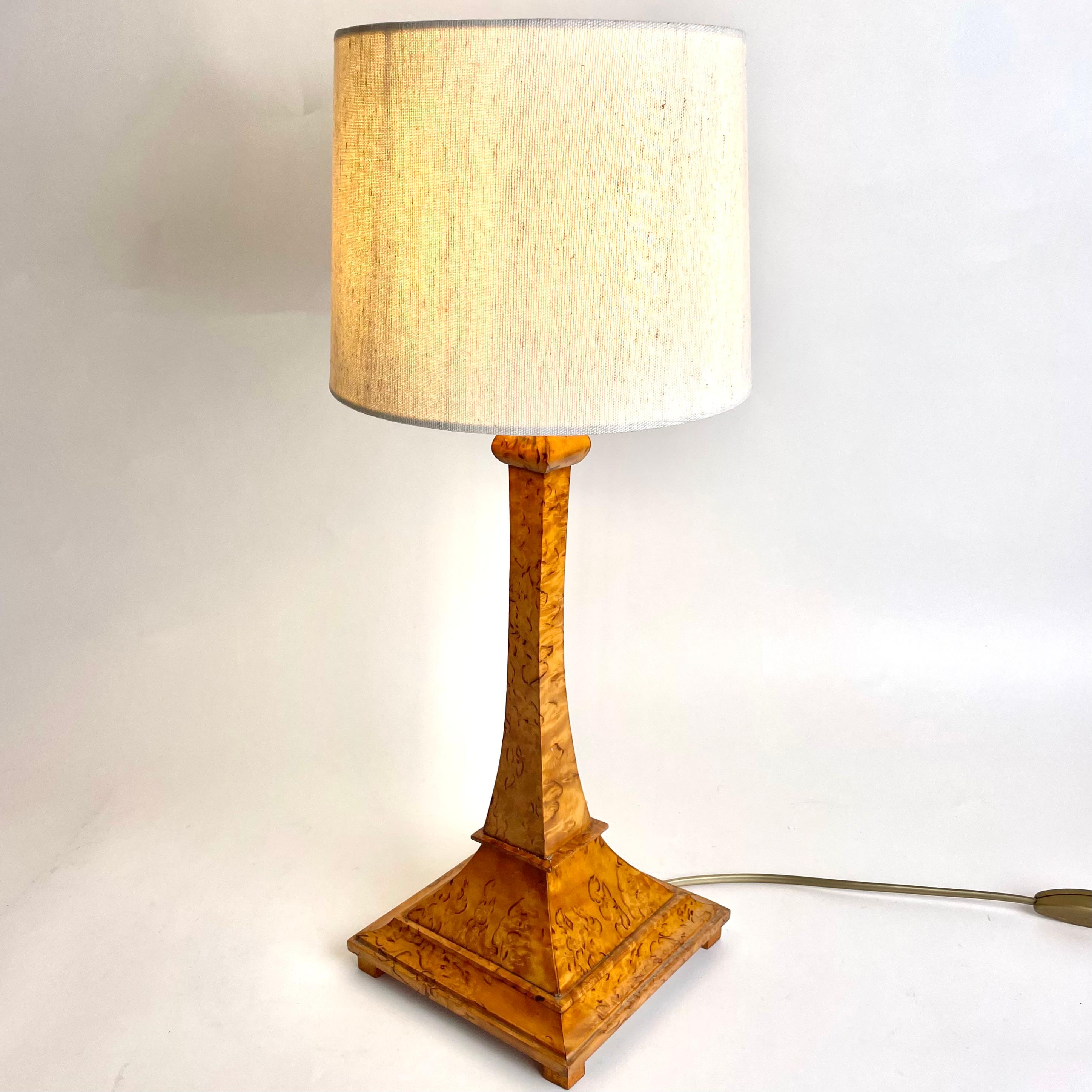 Beautiful Swedish Table Lamp in Karelian Birch. Art Nouveau, early 20th Century For Sale 6