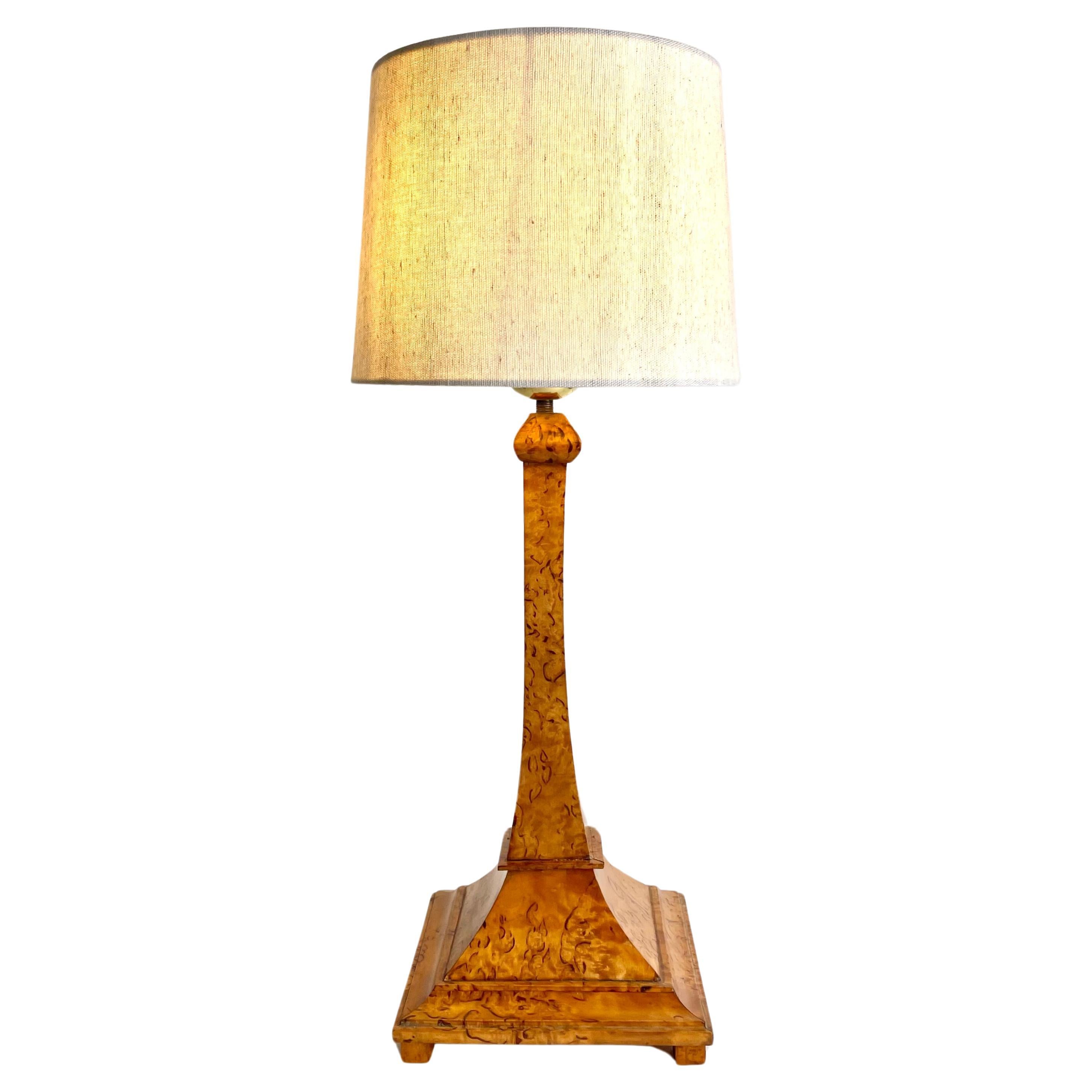 Bellissima lampada da tavolo svedese in betulla careliana. Art Nouveau, inizio XX secolo