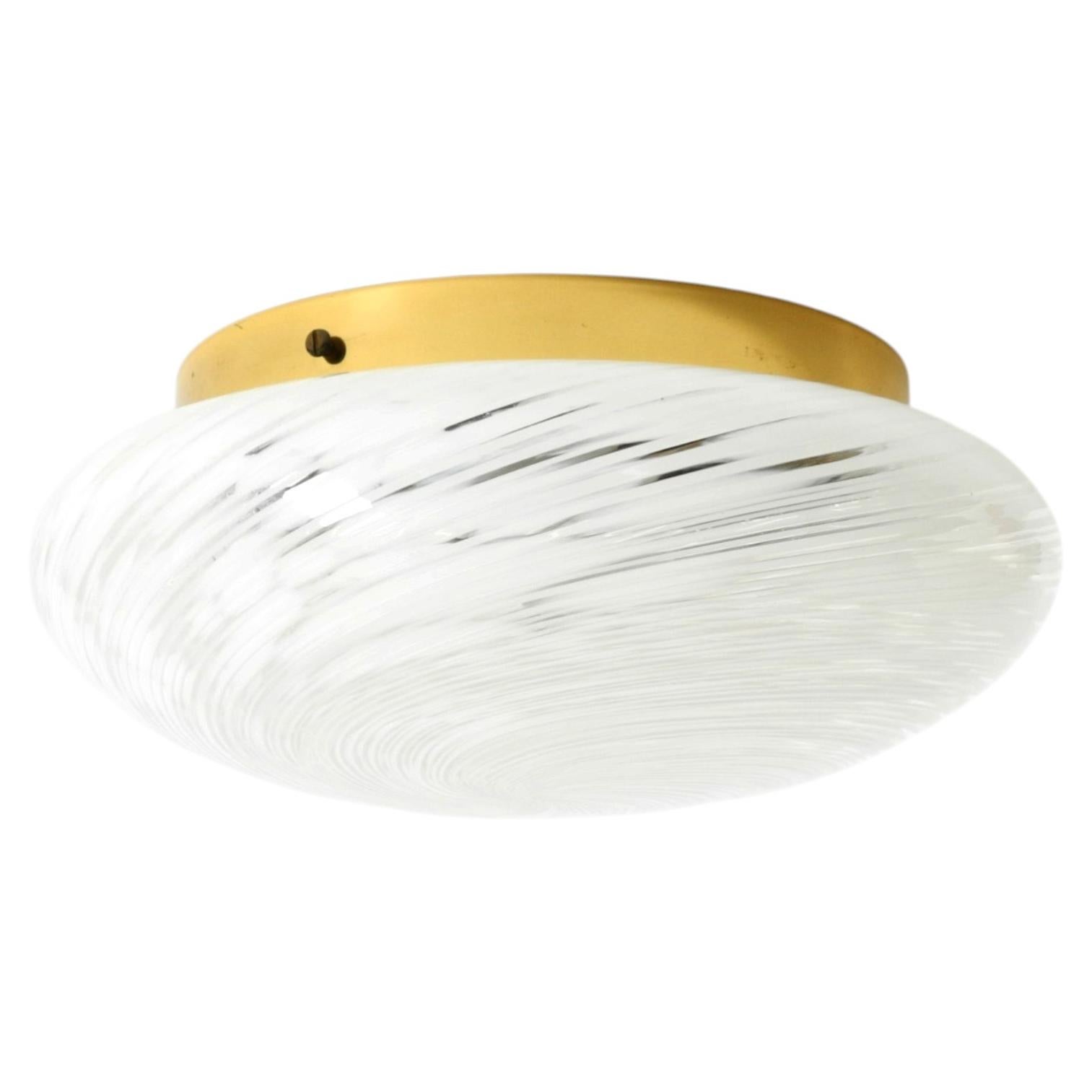 Bellissima lampada da soffitto o da parete Swirl Flush Mount in vetro e base in ottone in vendita