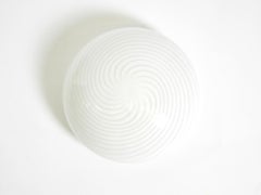Wunderschöne Swirl Flush Mount Decken- oder Wandleuchte aus Glas und Metallsockel