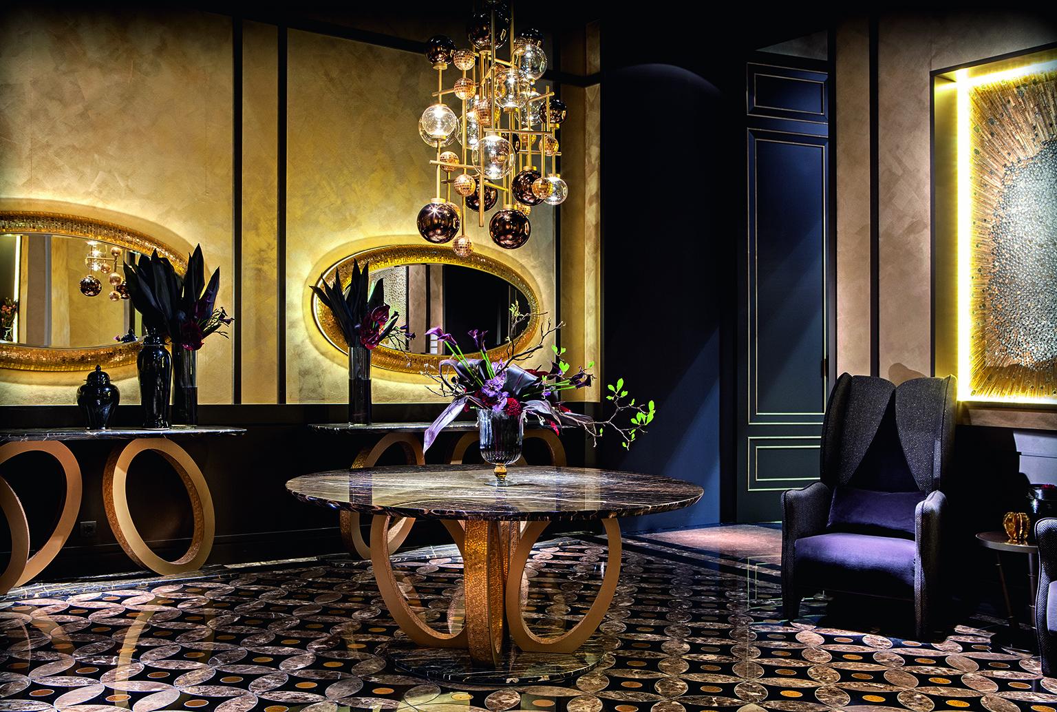 italien Magnifique base et plateau de table en anneaux de marbre en bronze ou poli avec mosaïque en vente