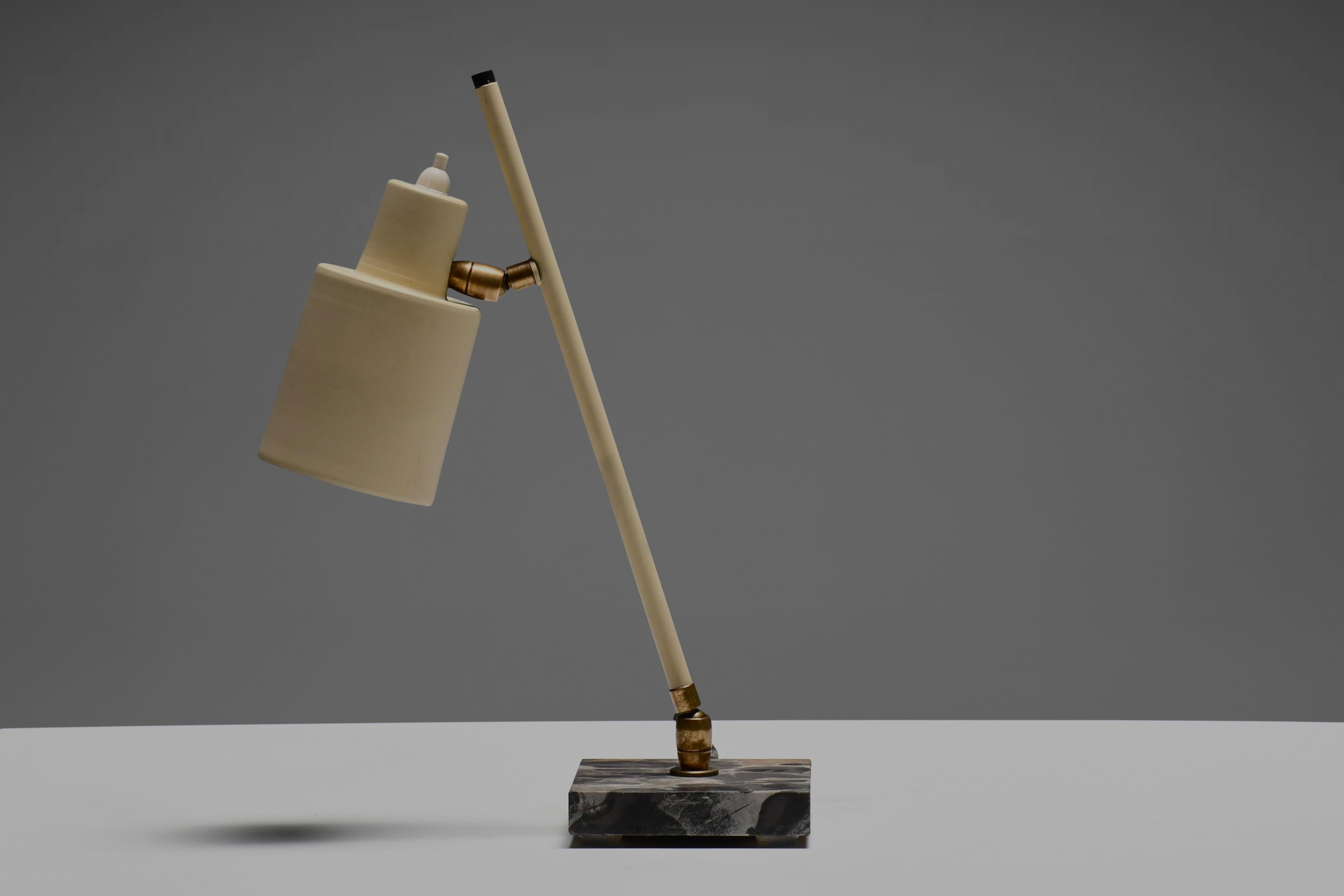 Bellissima lampada da tavolo di piccole dimensioni in ottime condizioni originali.

Prodotto da Stilux Milano. 

Il paralume della lampada e l'asta a cui è fissata sono in metallo laccato bianco sporco.

Il tutto è fissato con giunti a sfera in