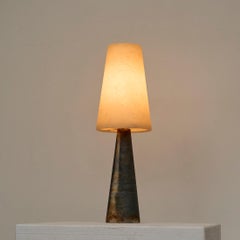 Schöne Tischlampe aus dunklem und weißem Alabaster 1980er Jahre