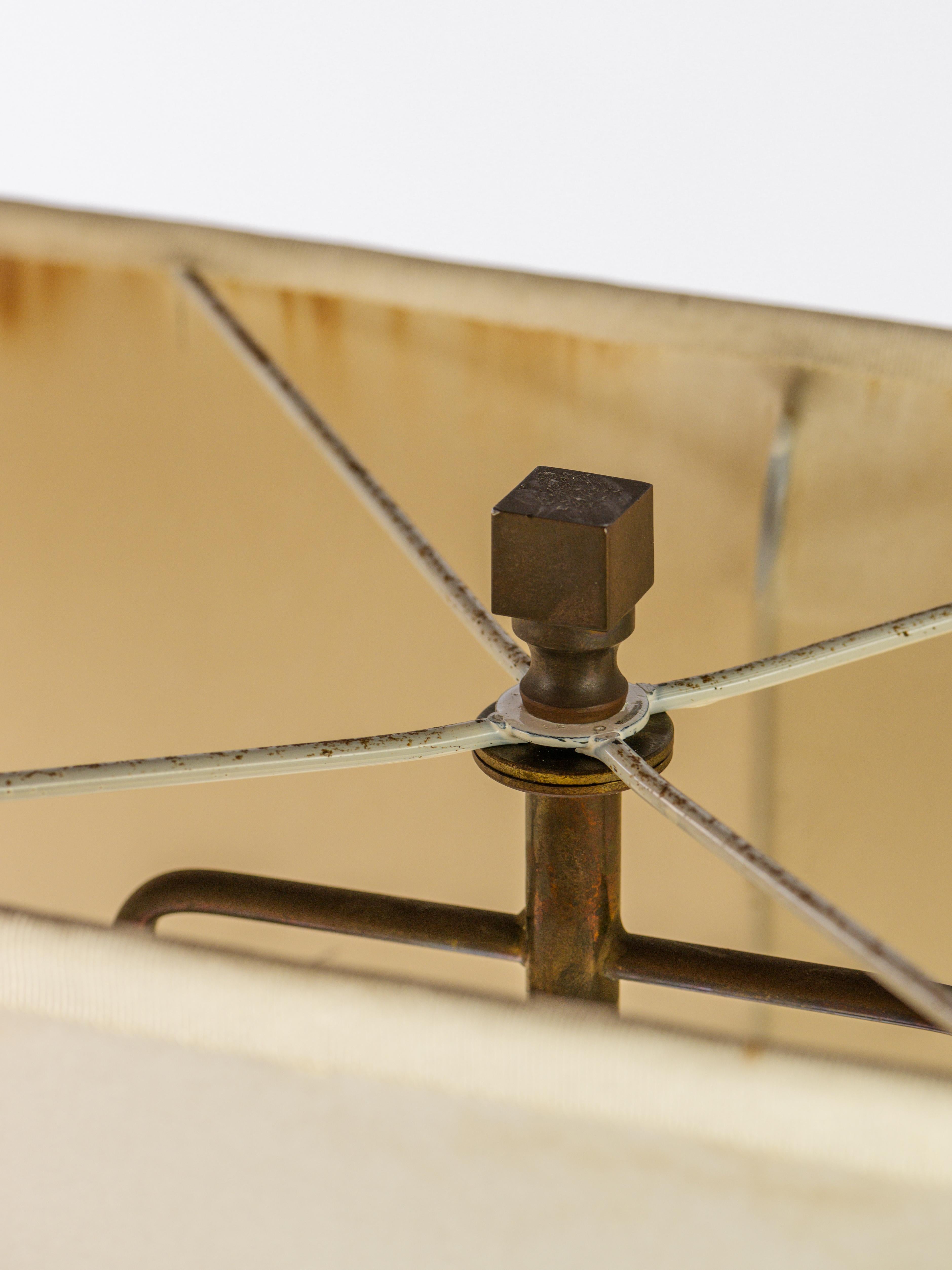 Milieu du XXe siècle Magnifique lampe de table en verre et laiton de S.Petti en vente