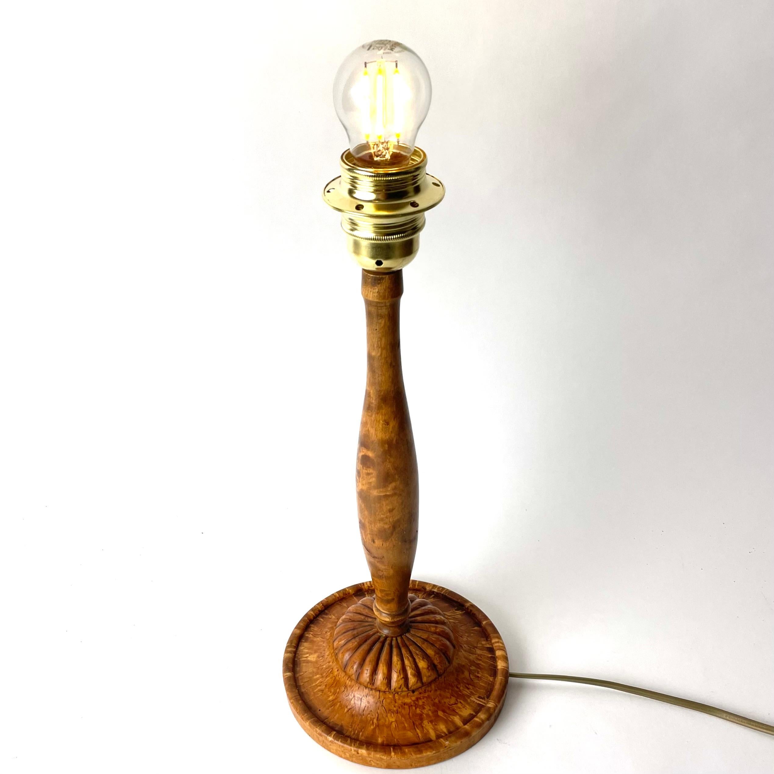 Beautiful Table Lamp in Karelian Birch, Swedish Grace 1920s In Good Condition For Sale In Knivsta, SE