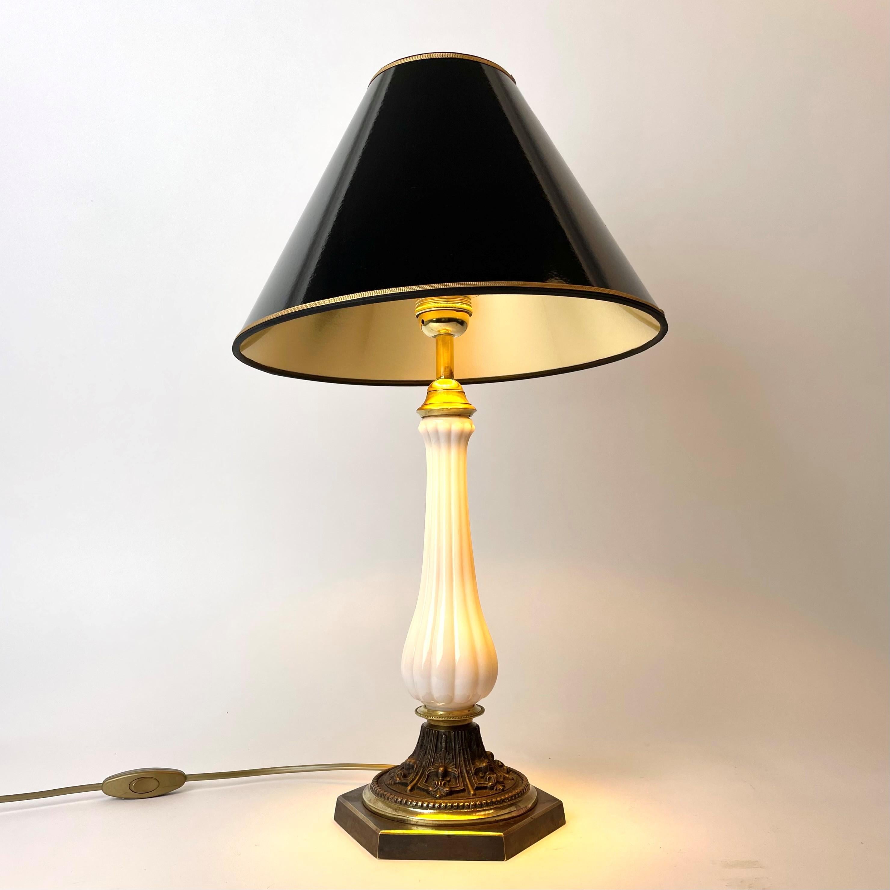 Beautiful table lamp in opaline glass and patinated and partly gilt bronze. Originally a oil lampe and later converted för electricity. Provenance Baron Bonde at Ericbergs Castle in Sweden.

Newly drawn electricity

Wear consistent with age and