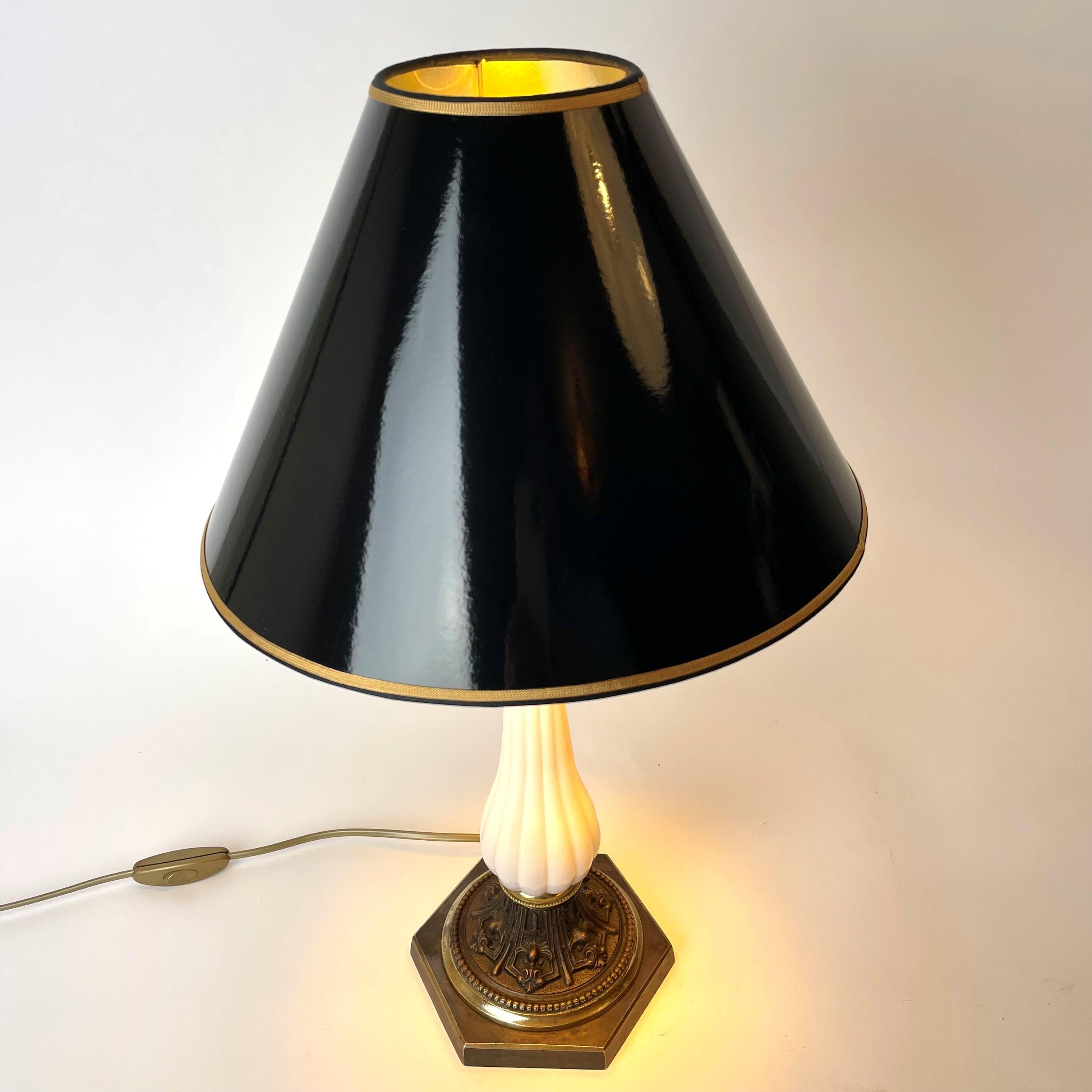 European Beautiful Table Lamp in Opaline Glass and Bronze, Provenance Baron Bonde For Sale