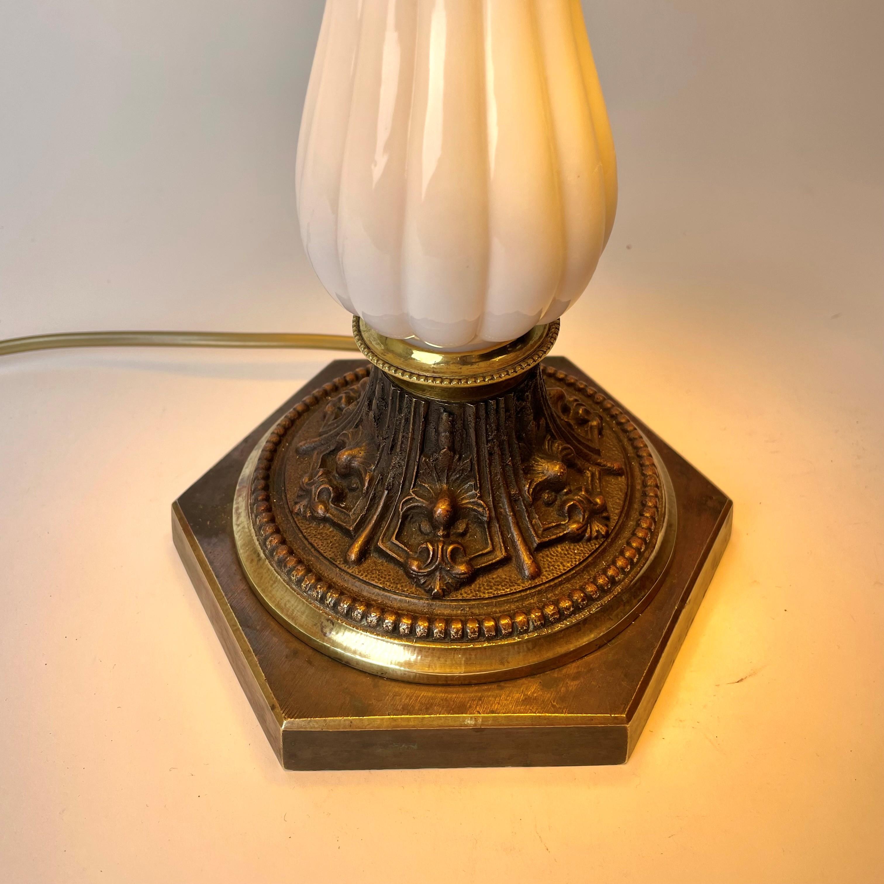Schöne Tischlampe aus Opalglas und Bronze. Provenienz Baron Bonde im Zustand „Gut“ im Angebot in Knivsta, SE