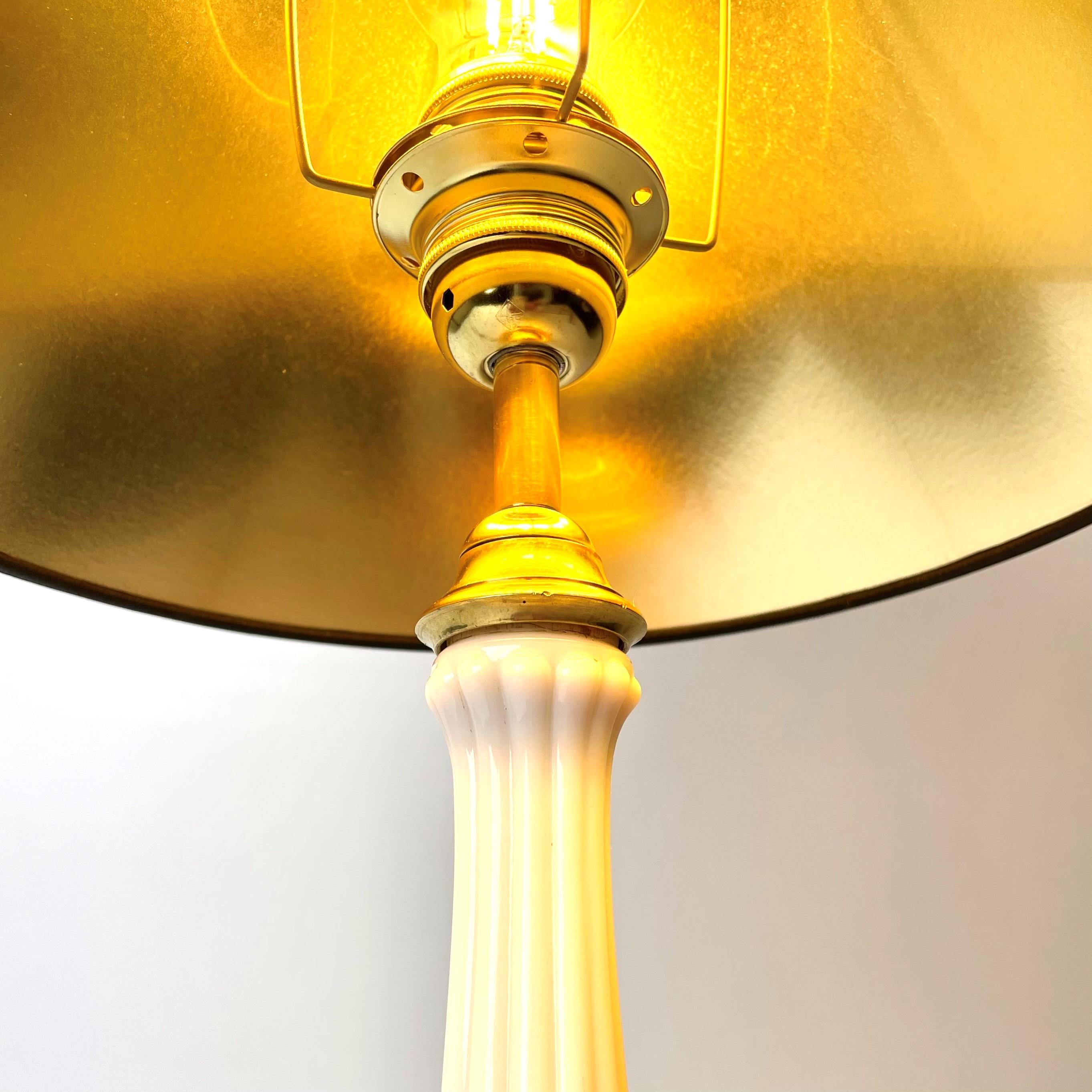 Schöne Tischlampe aus Opalglas und Bronze. Provenienz Baron Bonde (19. Jahrhundert) im Angebot