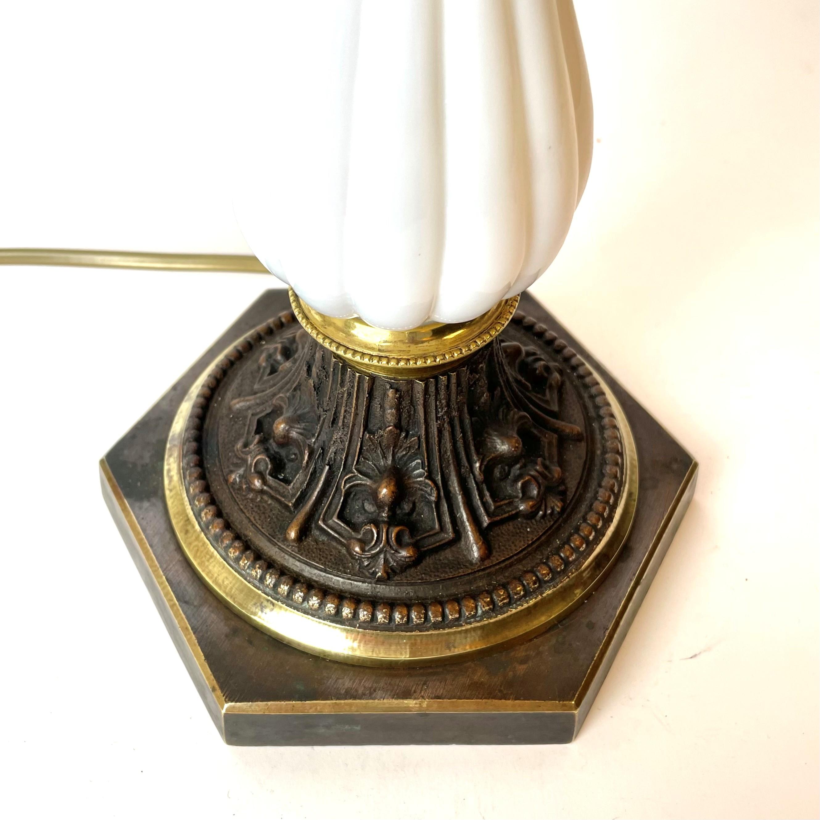 Schöne Tischlampe aus Opalglas und Bronze. Provenienz Baron Bonde im Angebot 1
