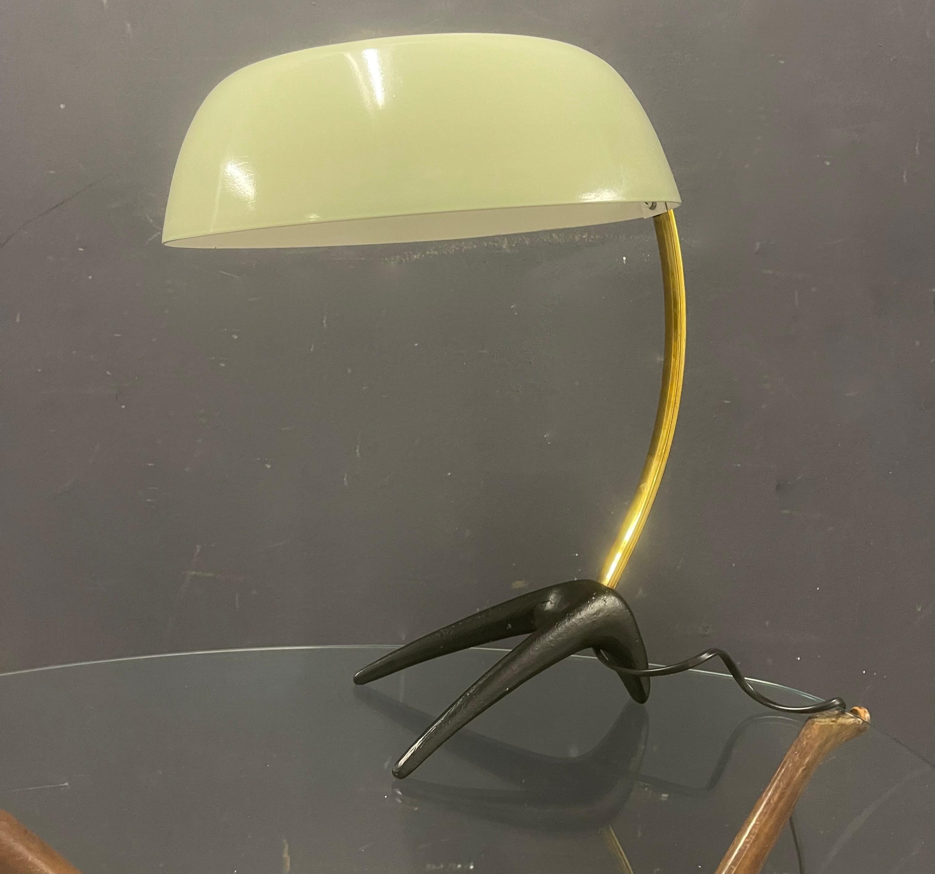 élégante lampe de table autrichienne. attribuée à carl auböck.